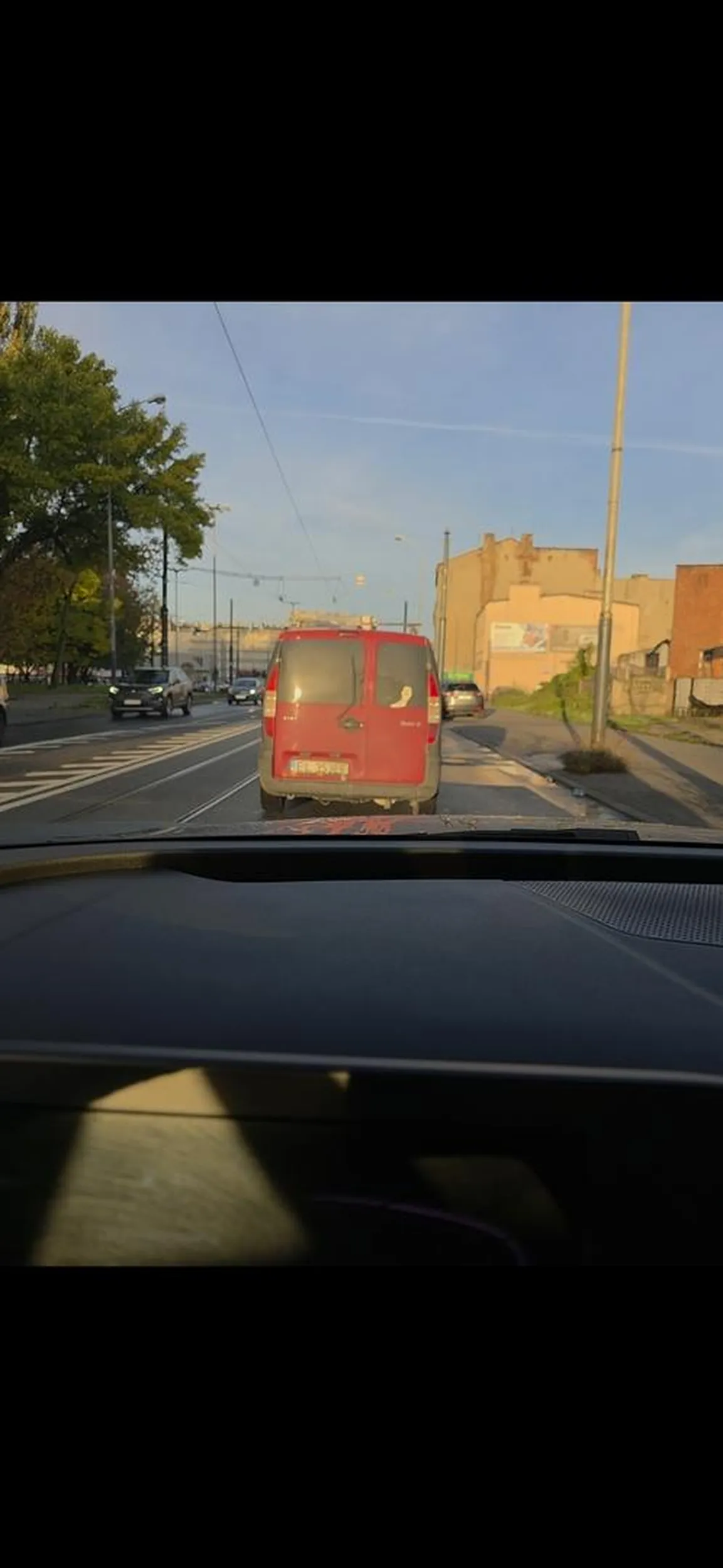 Jeb*ny Sku*wysyn boi się że ktos go wyprzedza, wysiada z auta podchodzi szczeka cos pod nosem próbuje pluć i odjeżdza po nieudanej próbie,