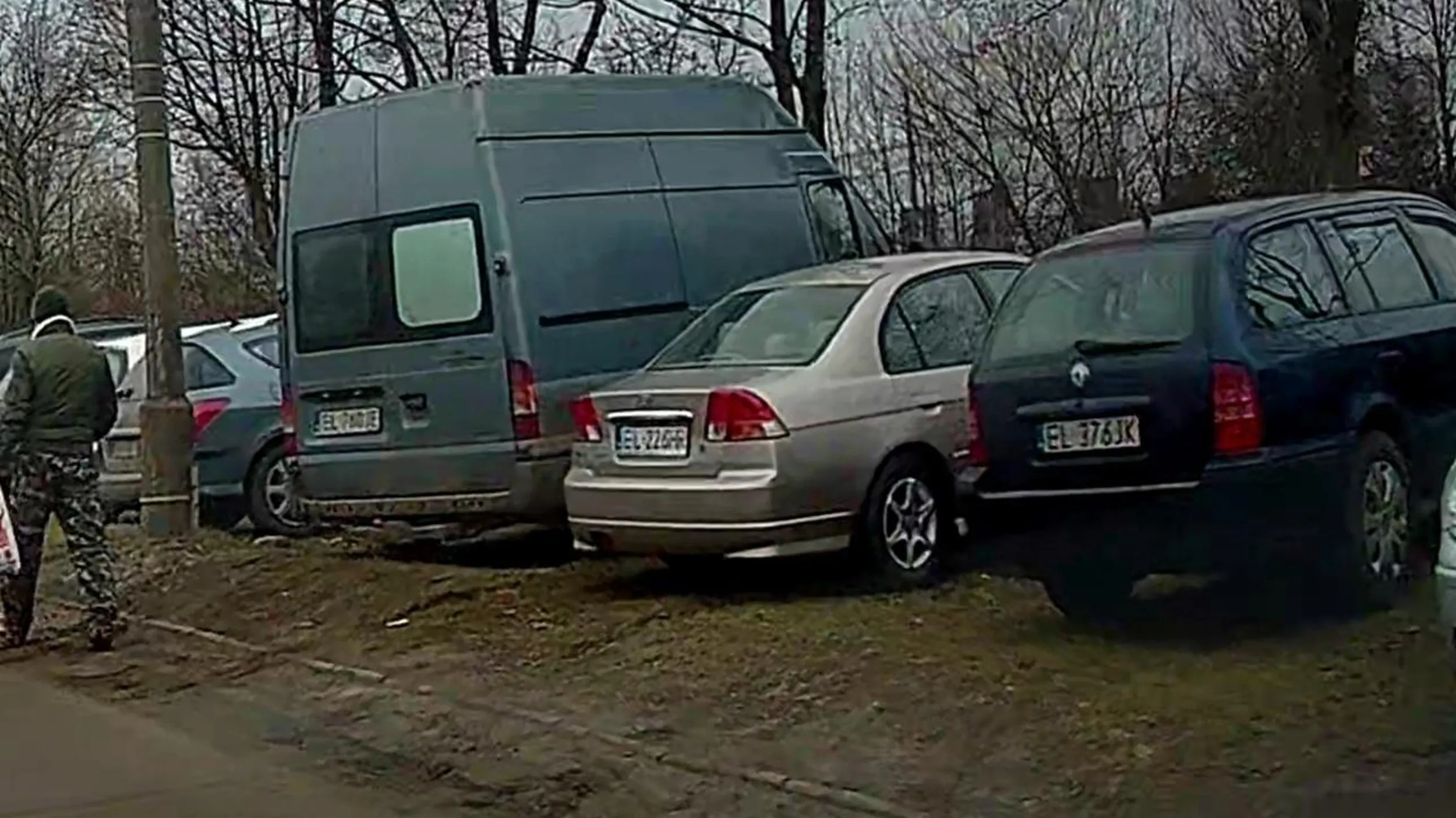 Rozjeżdża trawniki we własnym mieście