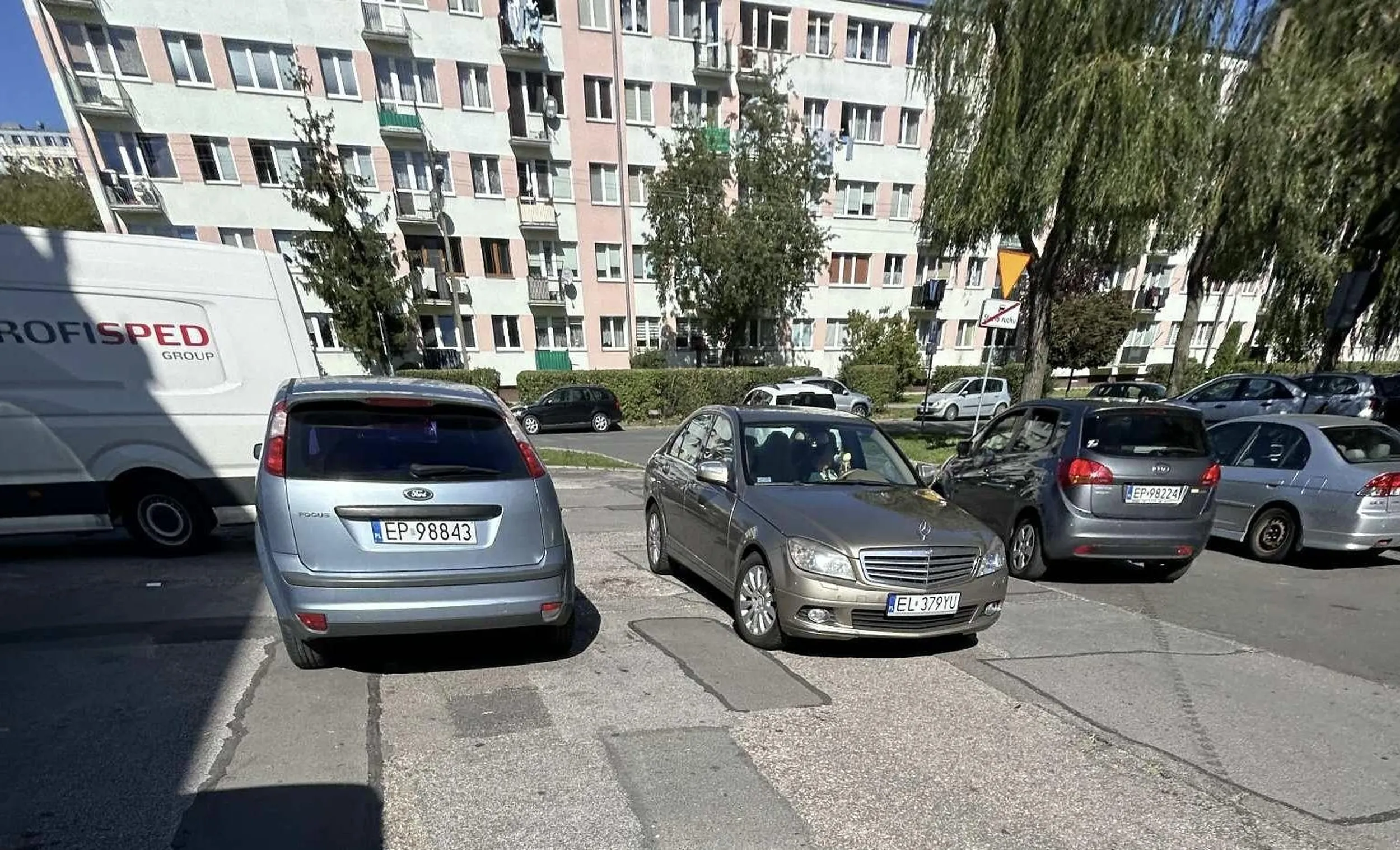 Pani z mercedesa, parkuje pod prad na ulicy jednokierunkowej po czym jedzac loda tamuje ruch