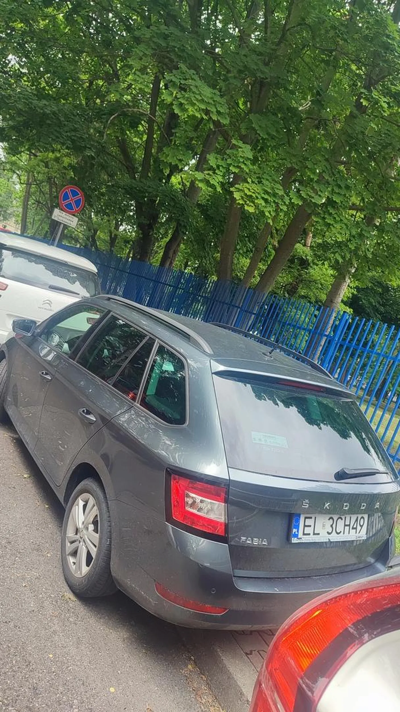 Parkuje na zakazie, uniemożliwia wyjazd innym