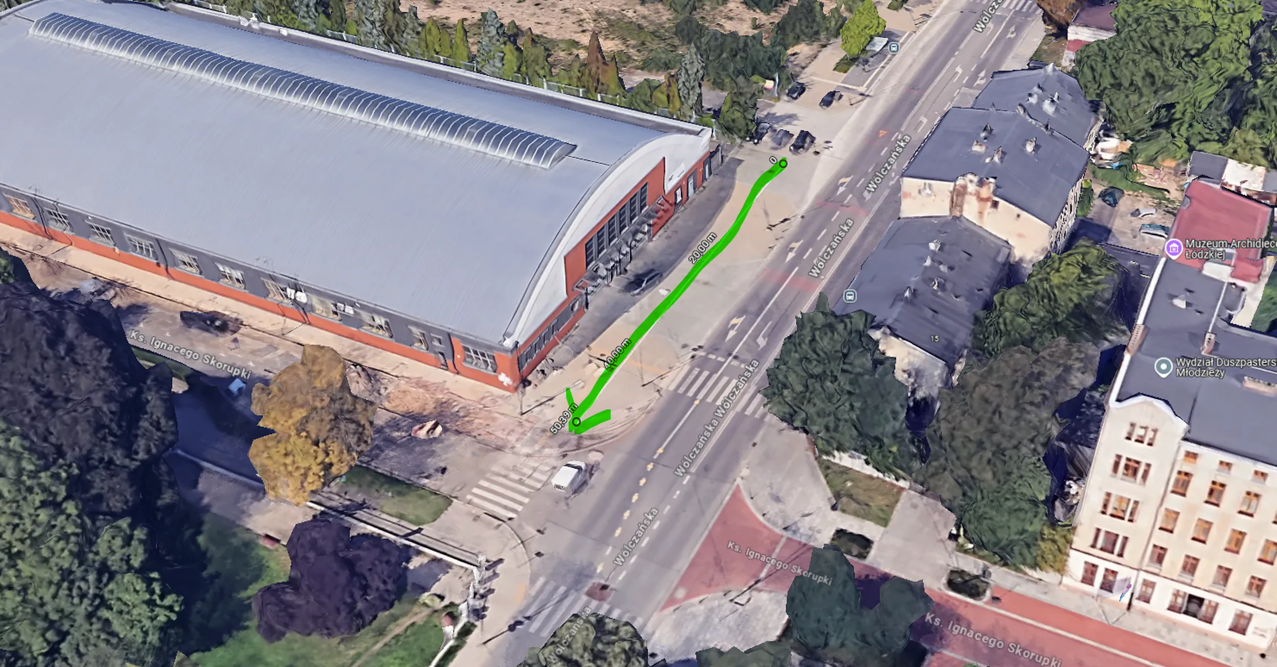 To jakiś niezrównoważony koleś w rozklekotanym mercedesie, który urządza sobie wyścigowe rajdy po chodniku wyprzedzając z prawej strony samochody stojące w kolumnie w korku na jezdni. Ostro przyspiesza i hamuje, jak jakiś narwaniec. Prawko do odebrania mu na cito!