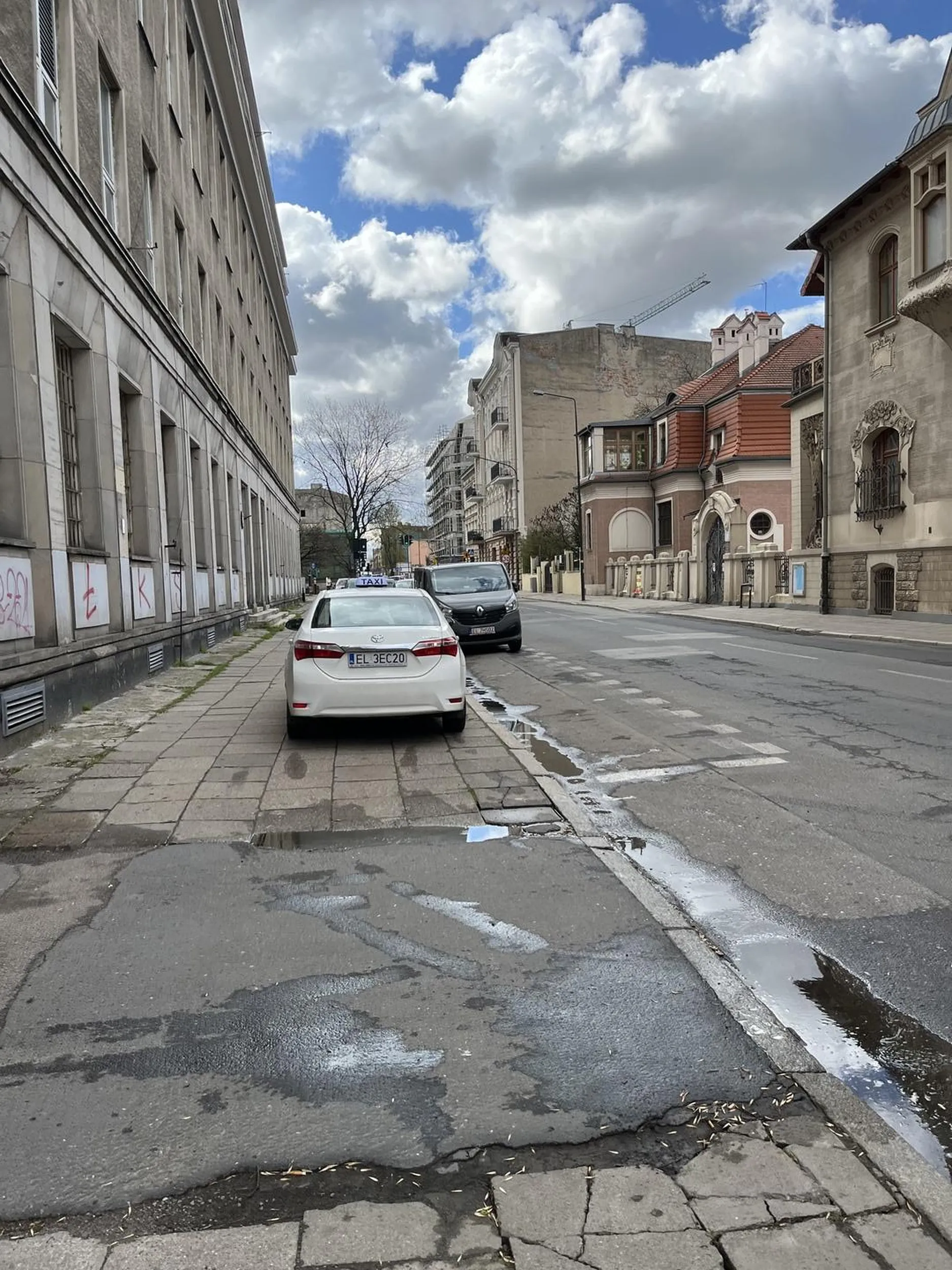 Obok wyznaczone na jezdni legalne miejsce do parkowania. Bez komentarza. Taryfiarz oczywiście pieszych ma gdzieś.