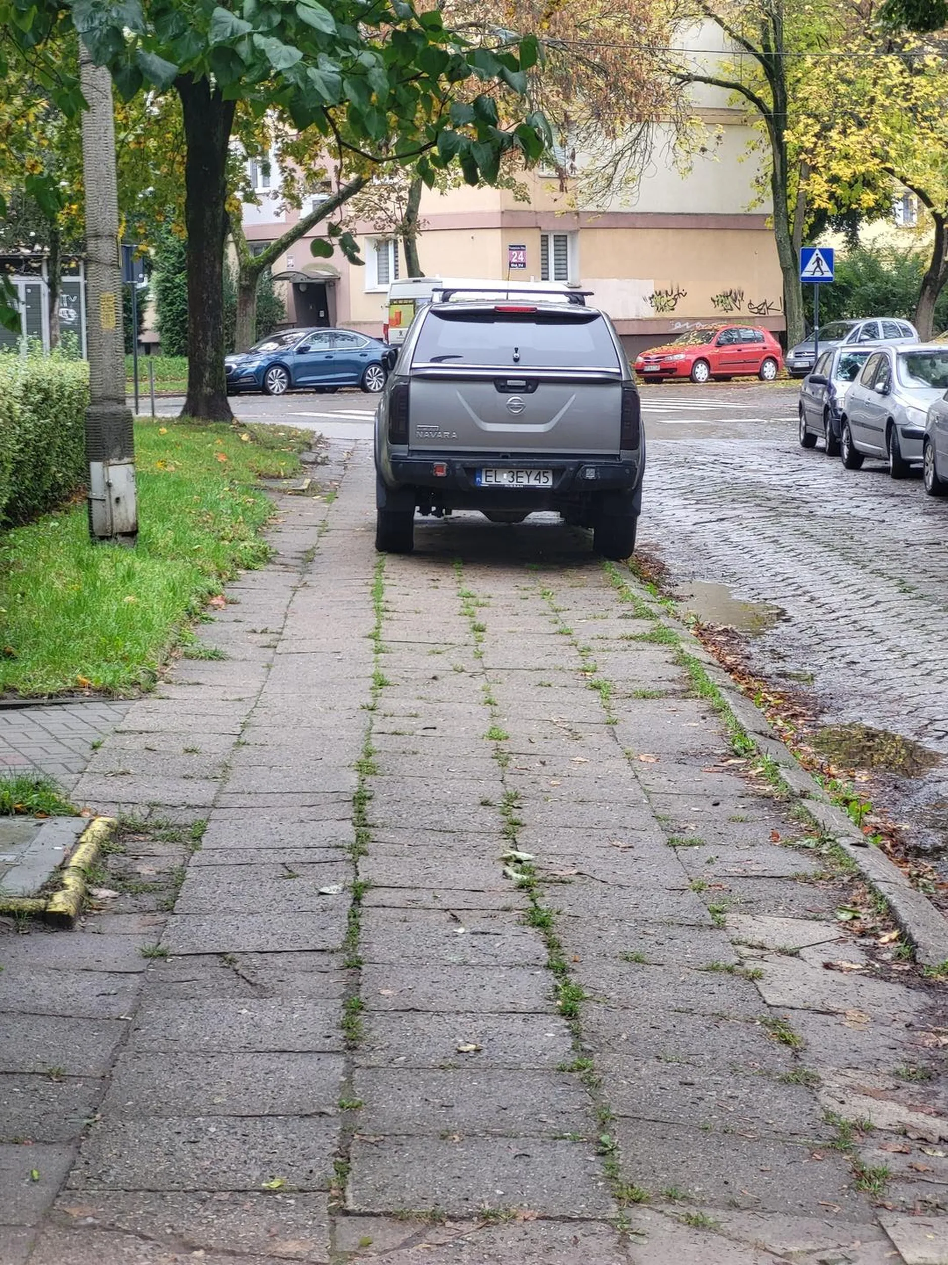 Notorycznie blokuje chodnik na Bydgoskiej. Jak cię stać na terenową furę za kilkadziesiąt tysięcy, to powinno cię być stać na miejsce na parkingu.
