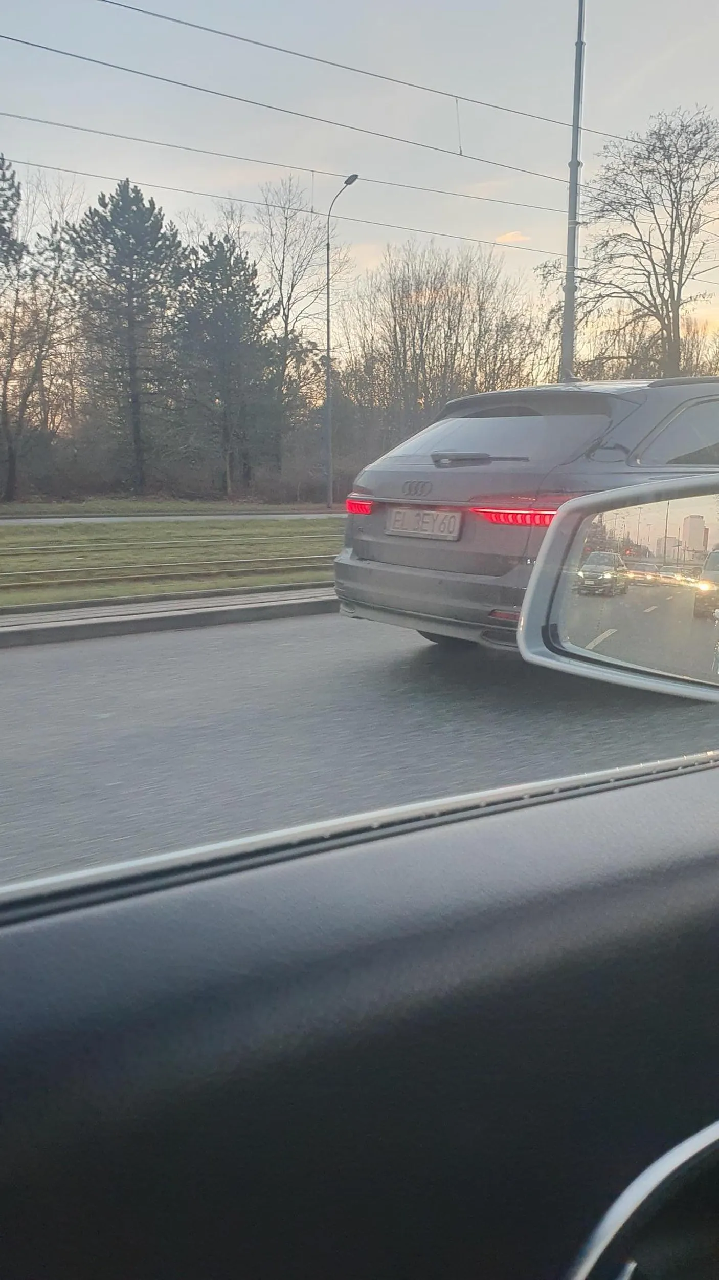 Baba pali jak smok otwiera przy tym szybę i puszcza gesty biały dym. Widziałem ja w korku w środku się tak zadymia ze nie widzi przez to zielonego światła. To jest chore.