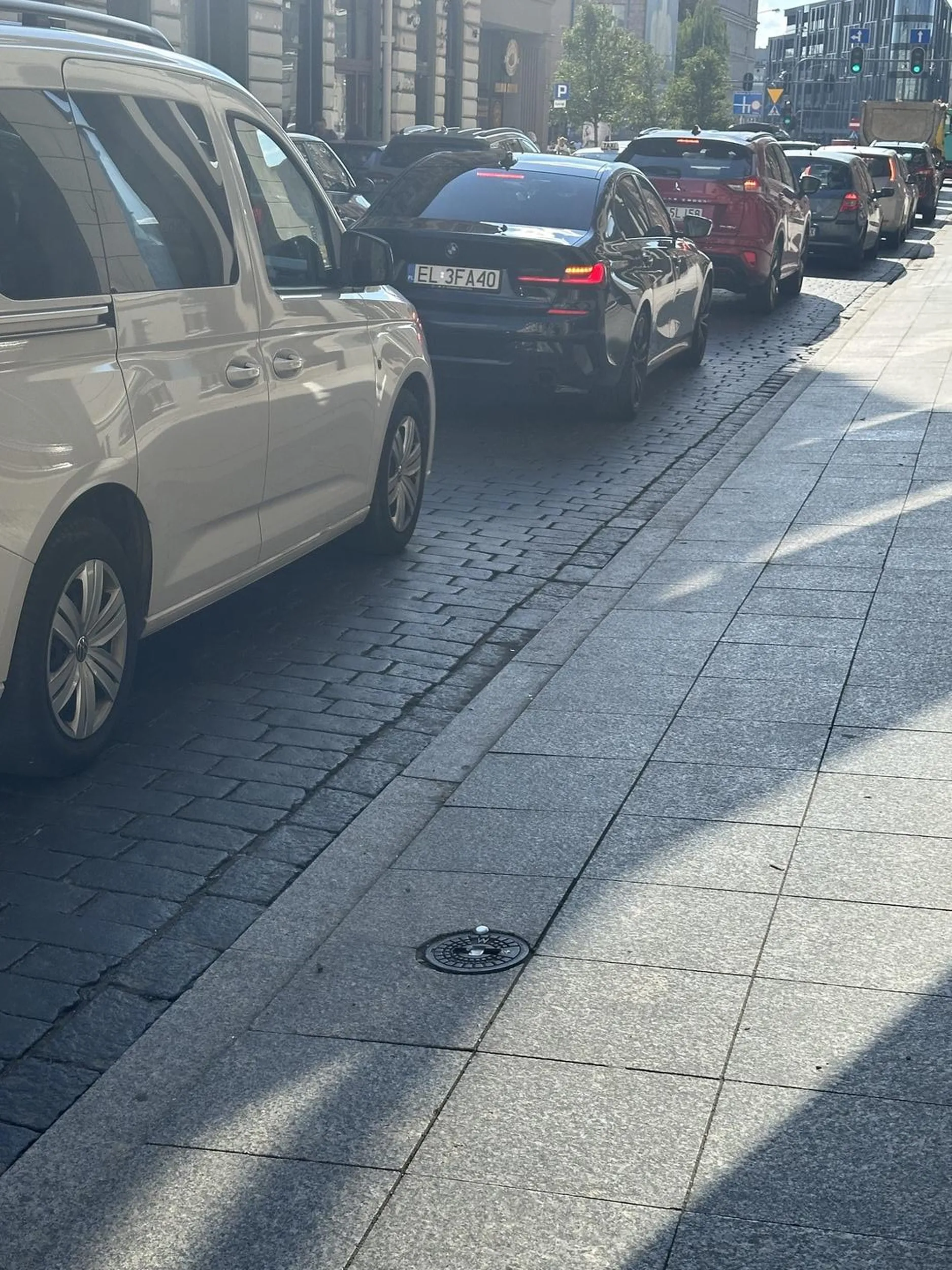 Typ się masturbował na struga stojąc na czerwonym świetle i patrzył się ludziom prosto w oczy