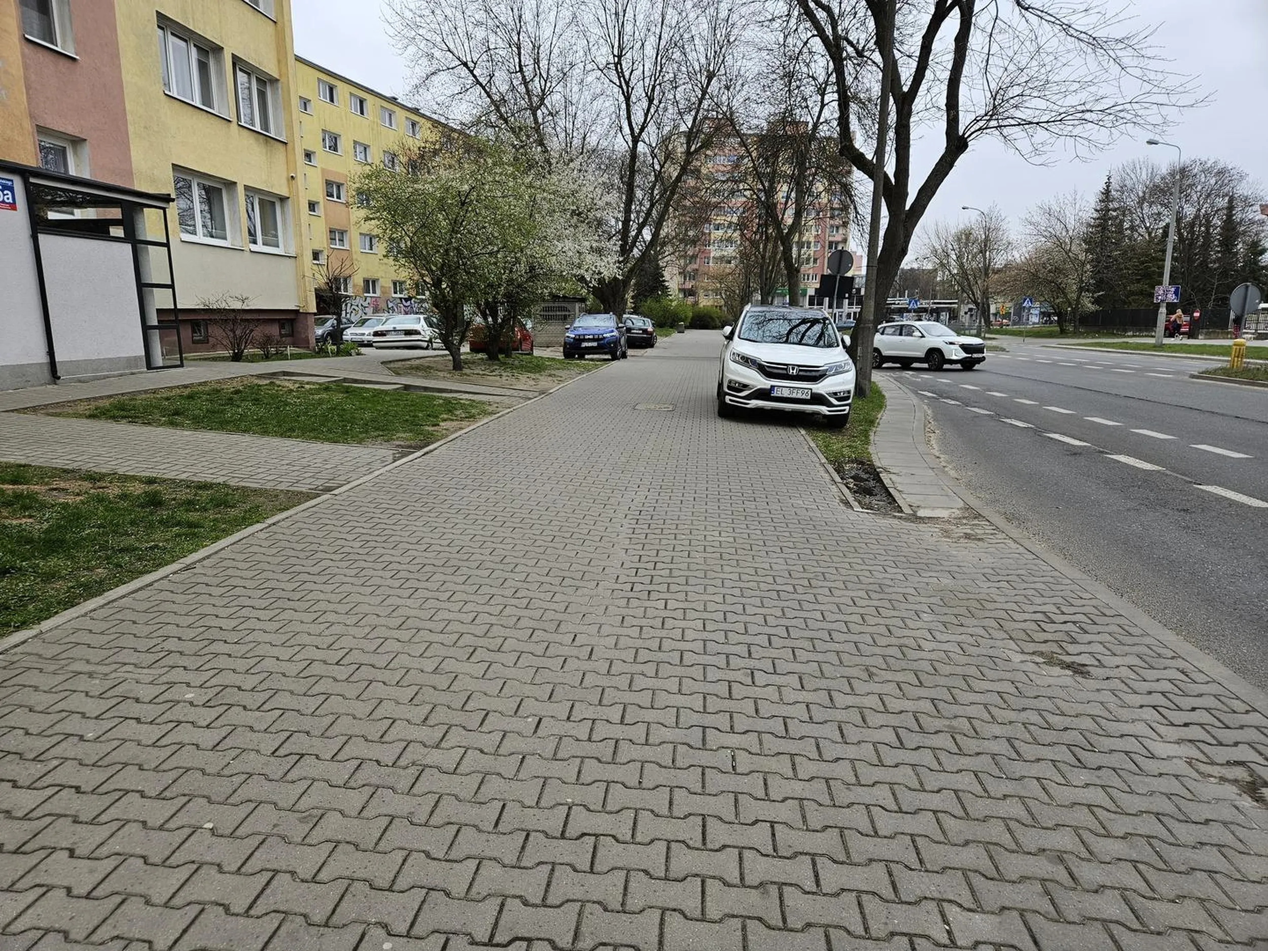 Kolejny inwalida umysłowy bez prawa jazdy. Chodnik służy do chodzenia a nie do parkowania pod oknem żeby tłusta dupa miała bliżej