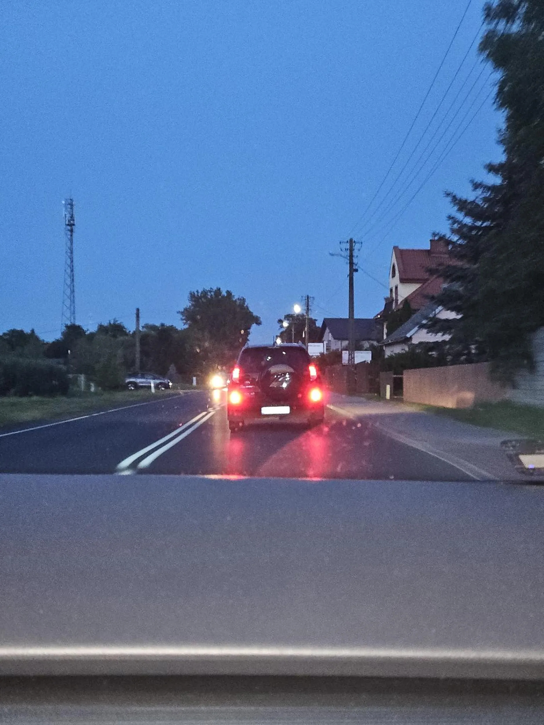 Brawo za jazdę na przeciwmiegłkach w jasny wieczór i po zabudowanym