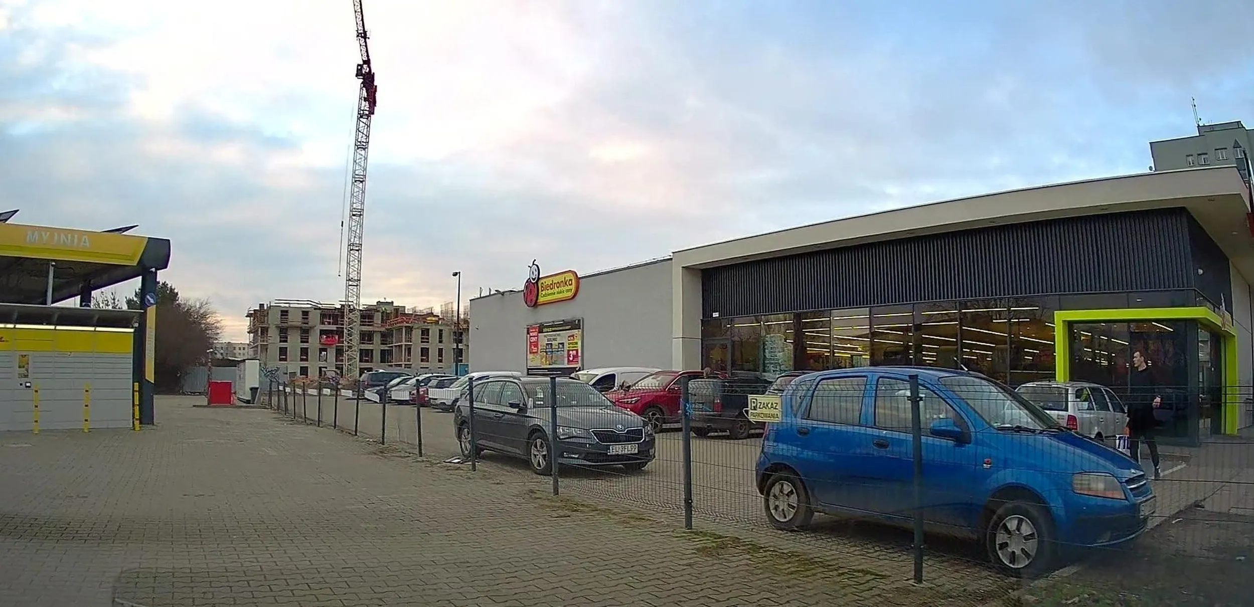 Obok jest duży parking ale baran musi się wepchnąć jak najbliżej sklepu i utrudniać wyjazd z miejsca prawidłowo zaparkowanym pojazdom w tym INWALIDOM !