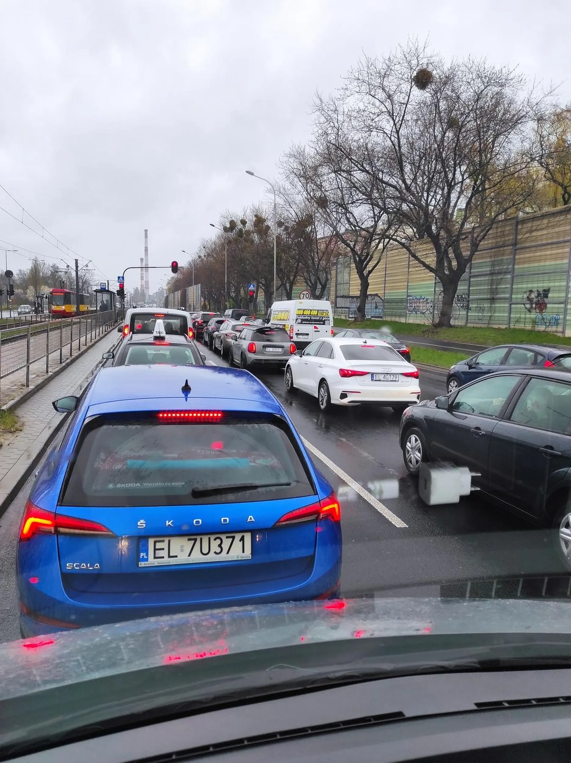 Palant znowu na włókniarzy zmienia pas na 200 metrach ze 4 razy bez kierunkowskazu...