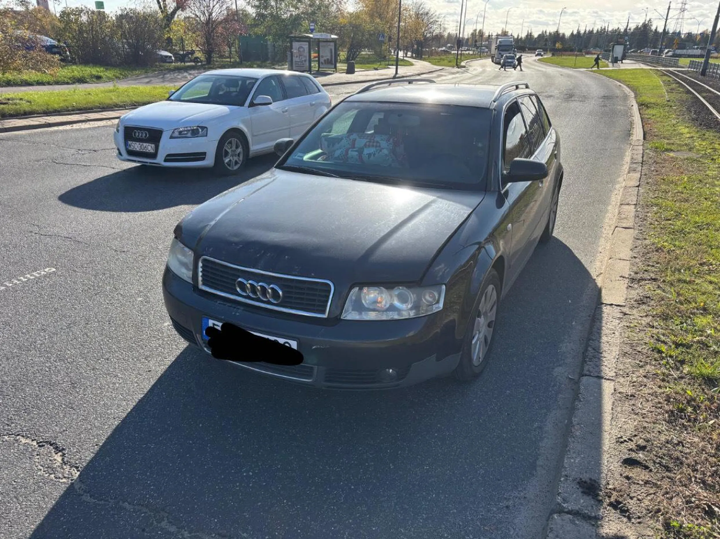 Ten gosciu (EL3JJ16) to psychol kierowca Wyprzedził i zahamował gwałtownie  zostala potracona przez audi I jeszcze tego psychol wyzywa do kierowcy czyli audi