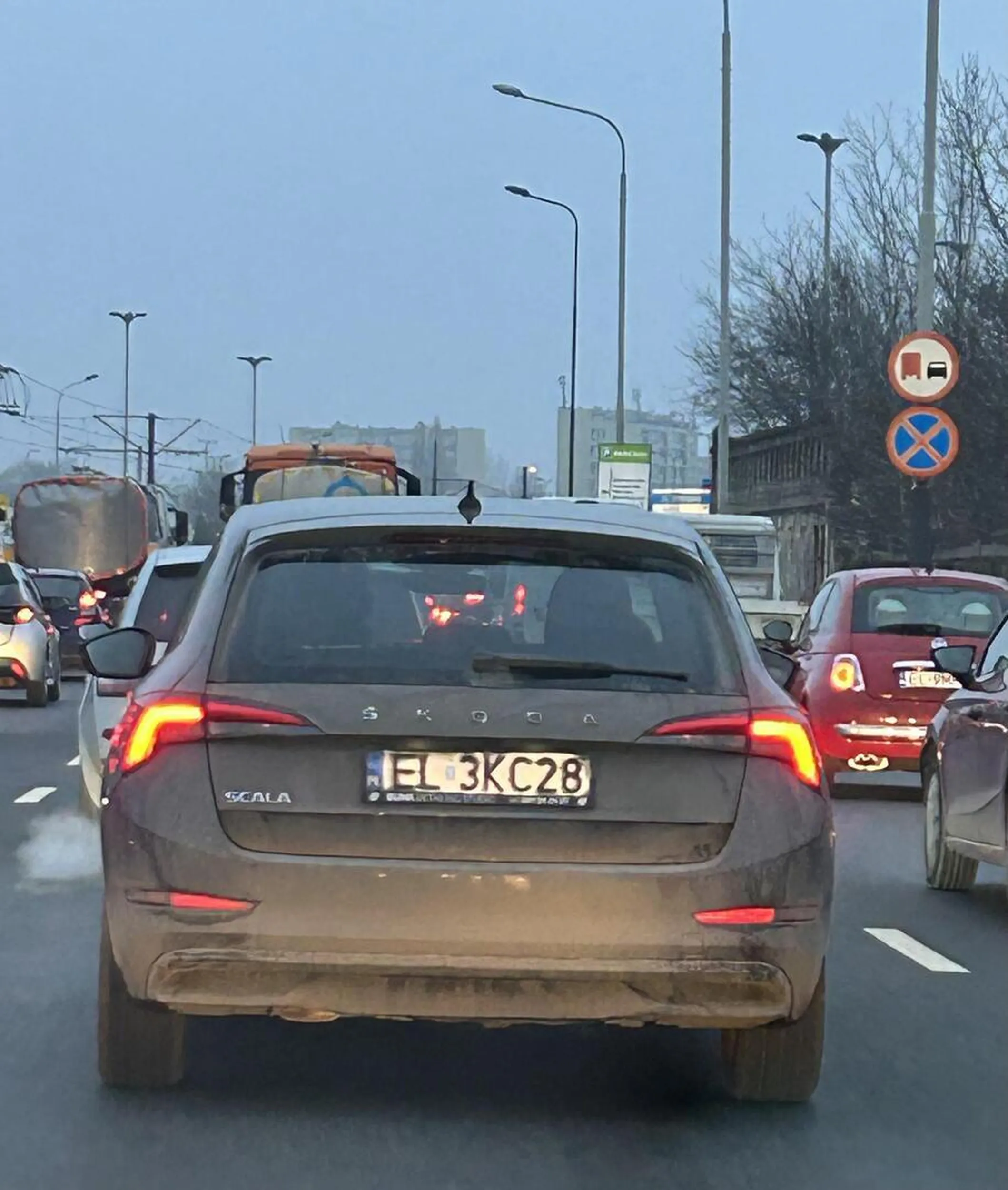 Bardzo ubolewamy nad faktem braku kamerki, ale po tej sytuacji zdecydowanie ją zamontujemy. Zmienialiśmy prawidłowo pas z prawego na lewy. Kierunkowskaz, dojeżdżanie do WAŻNE- aut, które i tak stały na czerwonym. Nie było to w żadnym wypadku wymuszenie- Kierowca tego samochodu i tak musiałby hamować. Po zmianie pasa kierowca przyspieszył specjalnie, pogonił długimi światłami. Podjechał pod sam tył. Następnie zmienił pas na sąsiedni, wymownym wzrokiem się spojrzał, i po ruszeniu na zielonym wcisnął się ponownie przed nas, co wymagało gwałtownego hamowania, wymuszając pierwszeństwo. Następnie jadąc cały czas razem z nami aleją Włókniarzy, zmieniał co chwilę pasy, wyprzedzał, siedział na tyłku innym. Nie sprawiło to jednak, że znacząco nas wyprzedził. Kolejna sytuacja mogąca już tym razem spowodować wypadek z uszczerbkiem na zdrowiu- kierowca samochodu stał na lewym pasie który był lekko przyblokowany i jechał bardzo wolno, natomiast prawy był pusty. Kierowca w ostatniej chwili, po złości