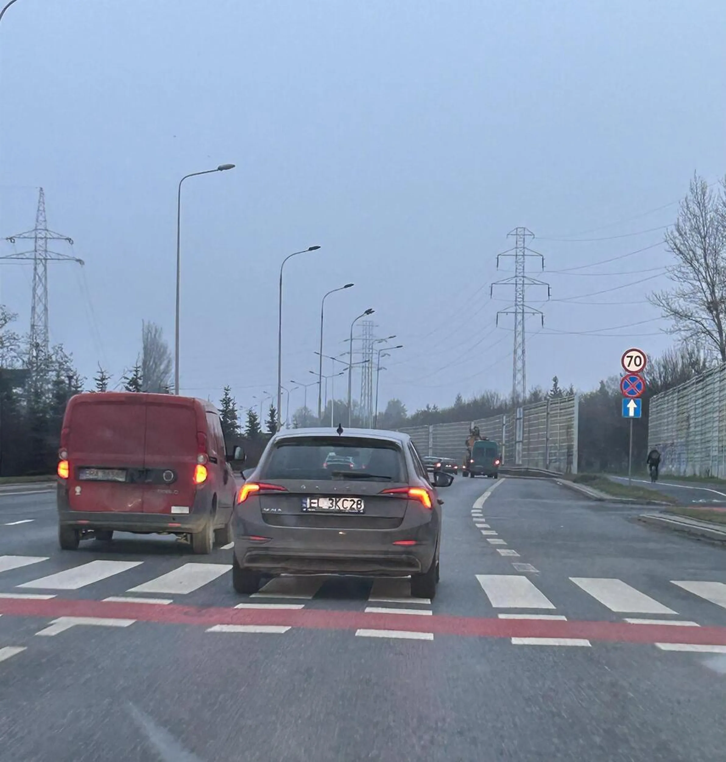 Bardzo ubolewamy nad faktem braku kamerki, ale po tej sytuacji zdecydowanie ją zamontujemy. Zmienialiśmy prawidłowo pas z prawego na lewy. Kierunkowskaz, dojeżdżanie do WAŻNE- aut, które i tak stały na czerwonym. Nie było to w żadnym wypadku wymuszenie- Kierowca tego samochodu i tak musiałby hamować. Po zmianie pasa kierowca przyspieszył specjalnie, pogonił długimi światłami. Podjechał pod sam tył. Następnie zmienił pas na sąsiedni, wymownym wzrokiem się spojrzał, i po ruszeniu na zielonym wcisnął się ponownie przed nas, co wymagało gwałtownego hamowania, wymuszając pierwszeństwo. Następnie jadąc cały czas razem z nami aleją Włókniarzy, zmieniał co chwilę pasy, wyprzedzał, siedział na tyłku innym. Nie sprawiło to jednak, że znacząco nas wyprzedził. Kolejna sytuacja mogąca już tym razem spowodować wypadek z uszczerbkiem na zdrowiu- kierowca samochodu stał na lewym pasie który był lekko przyblokowany i jechał bardzo wolno, natomiast prawy był pusty. Kierowca w ostatniej chwili, po złości