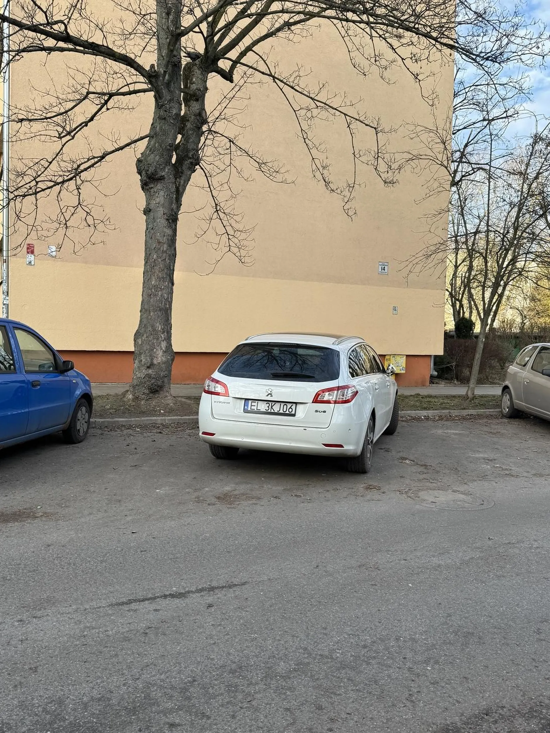 Blondi bardzo samolubnie parkuje, przez takich bałwanów brakuje miejsca pod blokami