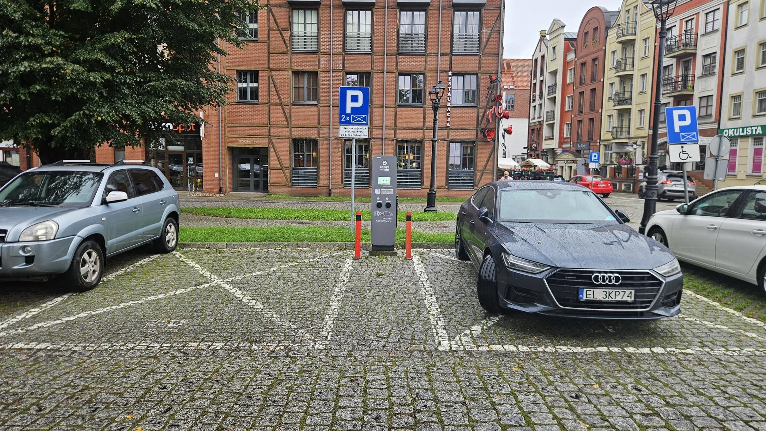 Tablica rejestracyjna rozpoczynająca się od EL nie upoważnia do parkowania na miejscach przeznaczonych dla pojazdów elektrycznych.
