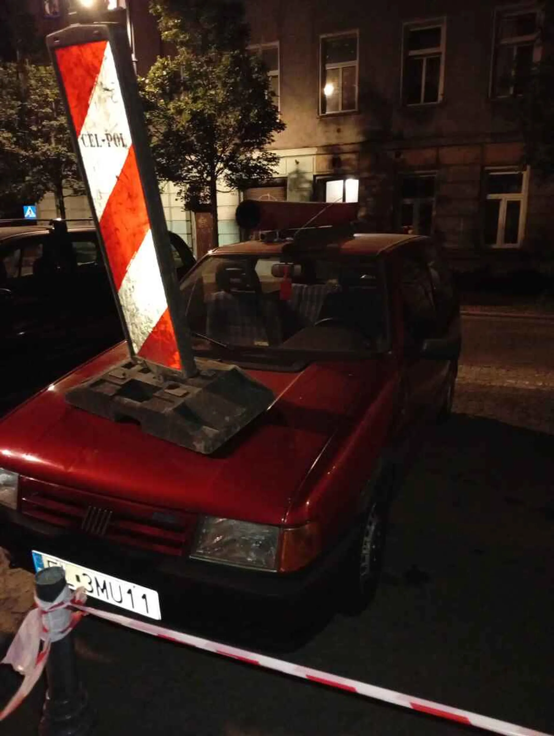 Jakiś gówniarz tak sobie zaparkował, że nie wytrzymałem. Wziąłem z budowy obok znak i postawiłem go na masce tego fiata, mam nadzieję, że to go czegoś nauczy. Nie pozdrawiam.