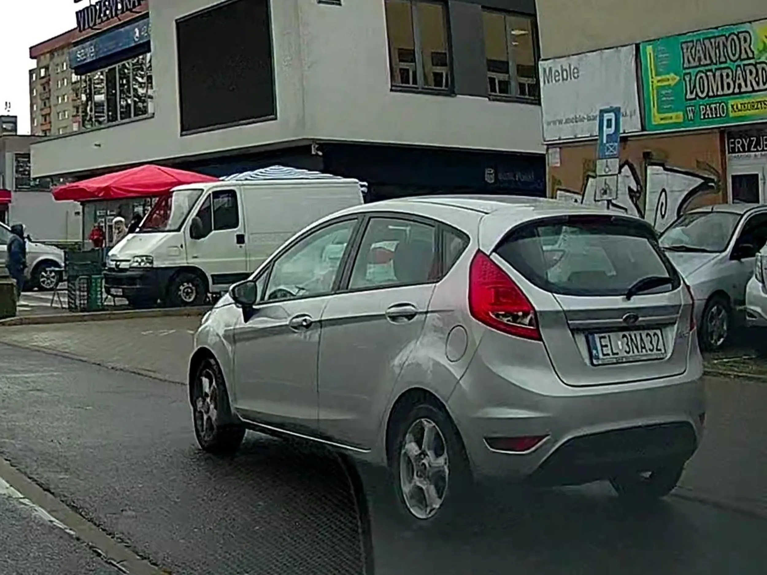 Zakaz zatrzymywania się, blokujesz wyjazd z parkingu