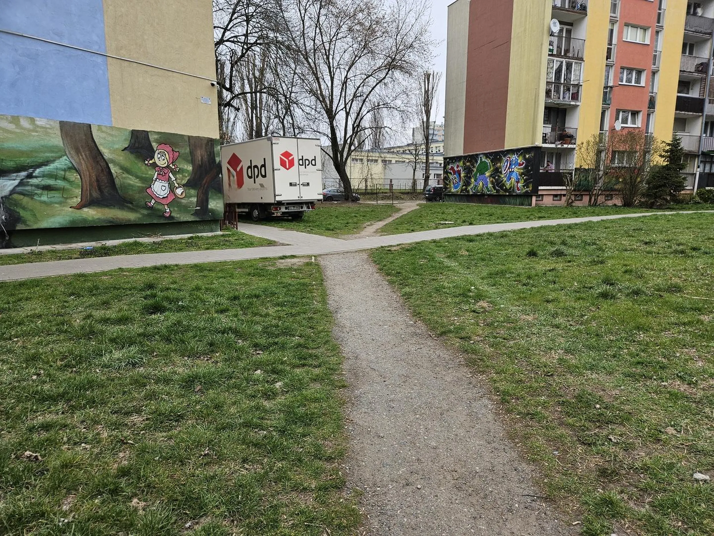 Naucz się tępaku, że chodnik służy do chodzenia. Jak nie umiesz nosić albo pracować legalnie to nie pracuj wcale