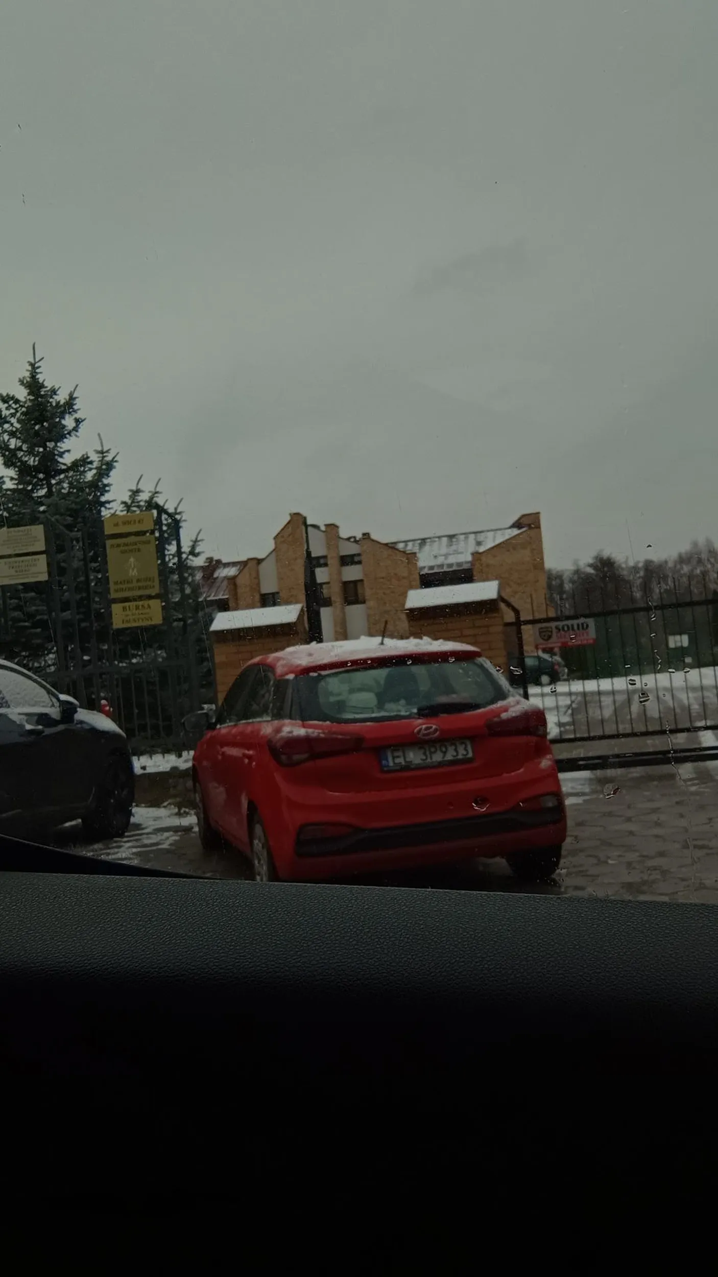 Starsza Pani staje samochodem "na chwilę" centralnie w wejściu do szkoły, mimo zwracania uwagi nie widzi problemu. Najważniejsze, że 15 metrów bliżej po wnusia