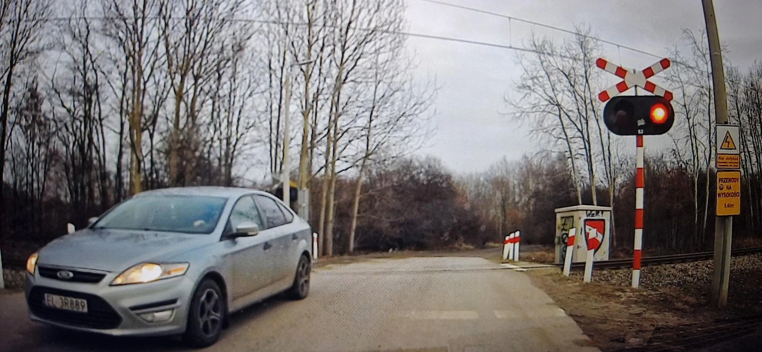 Jeździ przez przejazd kolejowy na czerwonym.