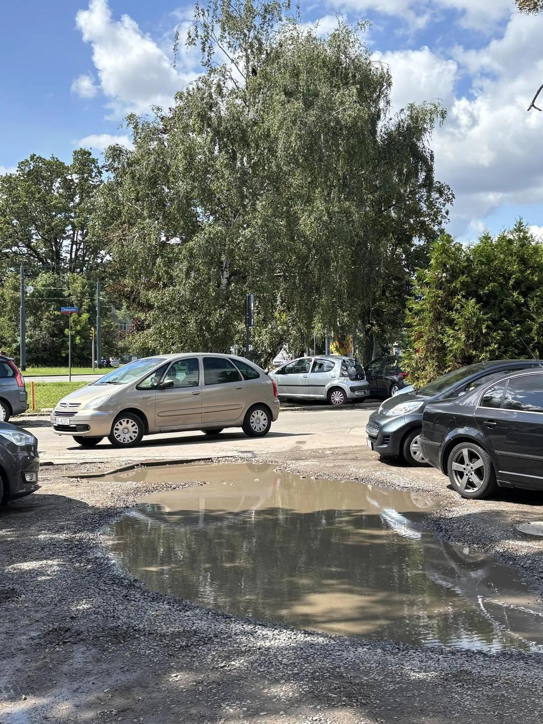 Nie potrafi parkować, zastawił całkowicie wjazd na parking szpitala, oby ci odholowali tego gruza :)