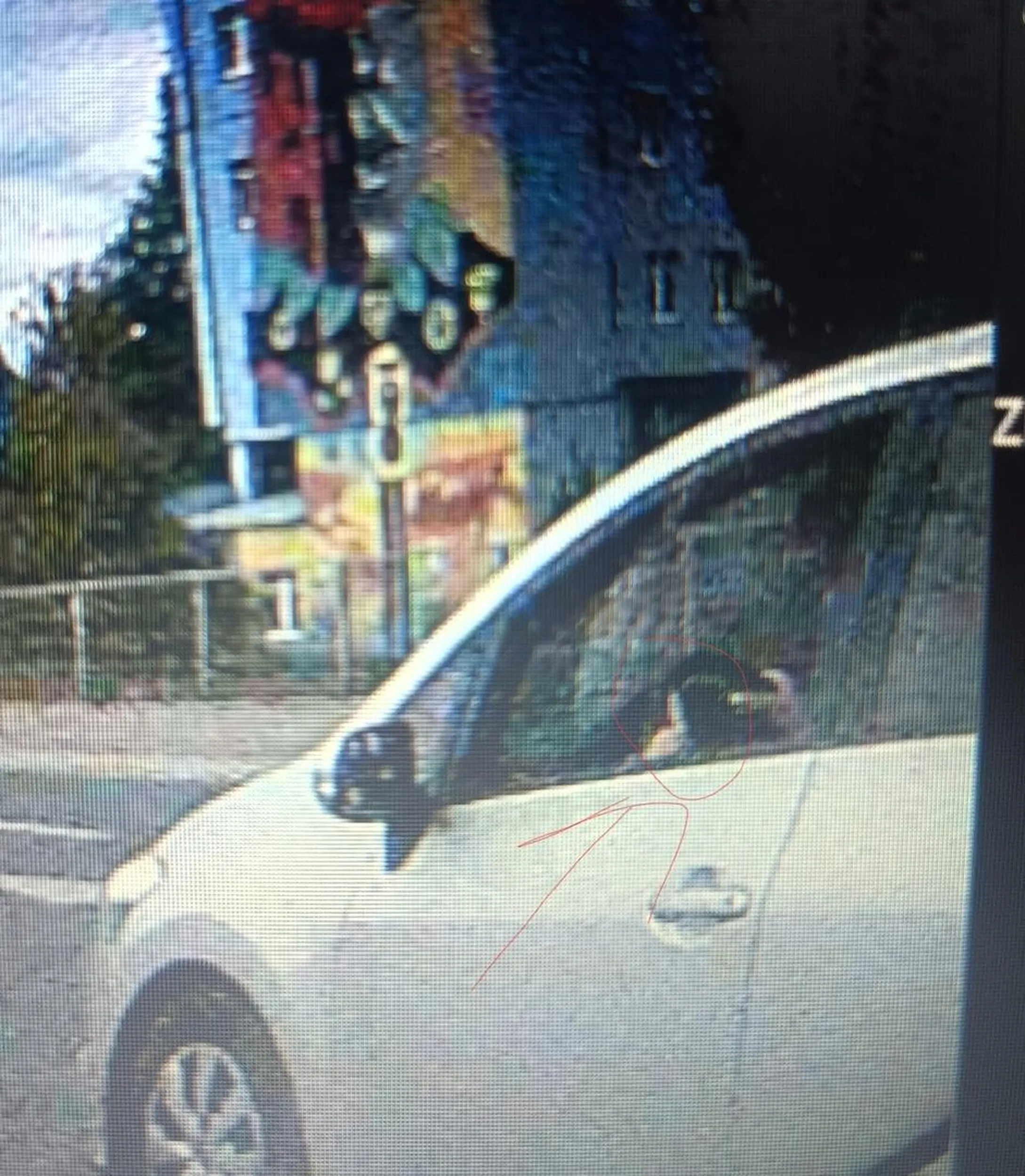 Kierowca tego auta dziś 09.05.2025 na Włókniarzy a następnie na Limanowskiego/Aleksandrowskiej gapiąc się telefon kilka razy uderzył by w pojazd poprzedzający, zajmował dwa pasy ruchu i nic sobie nie robił z innych uczestników ruchu którzy używali sygnału dźwiękowego żeby ostrzec go o zagrożeniu jakie stwarza ?