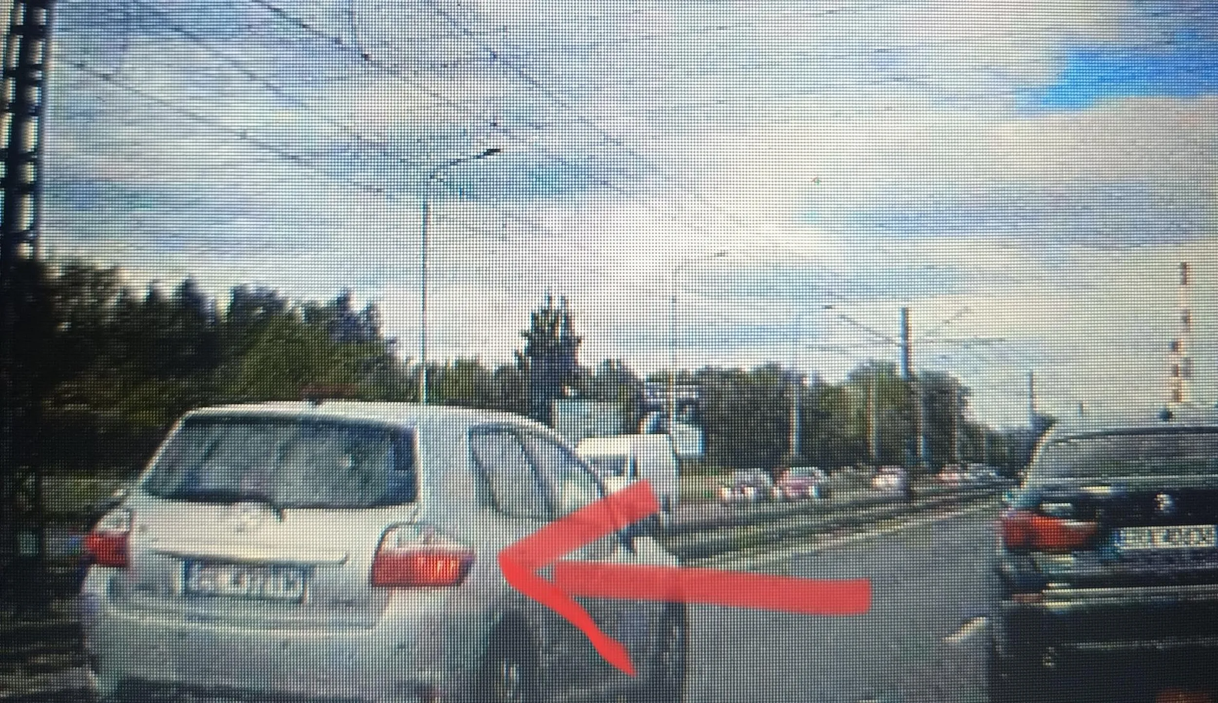 Kierowca tego auta dziś 09.05.2025 na Włókniarzy a następnie na Limanowskiego/Aleksandrowskiej gapiąc się telefon kilka razy uderzył by w pojazd poprzedzający, zajmował dwa pasy ruchu i nic sobie nie robił z innych uczestników ruchu którzy używali sygnału dźwiękowego żeby ostrzec go o zagrożeniu jakie stwarza ?