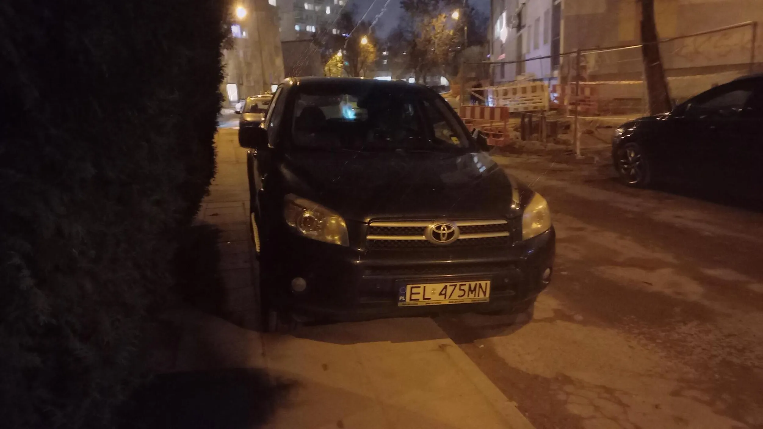 Nie ma to jak zastawić cały chodnik swoim szrotem.