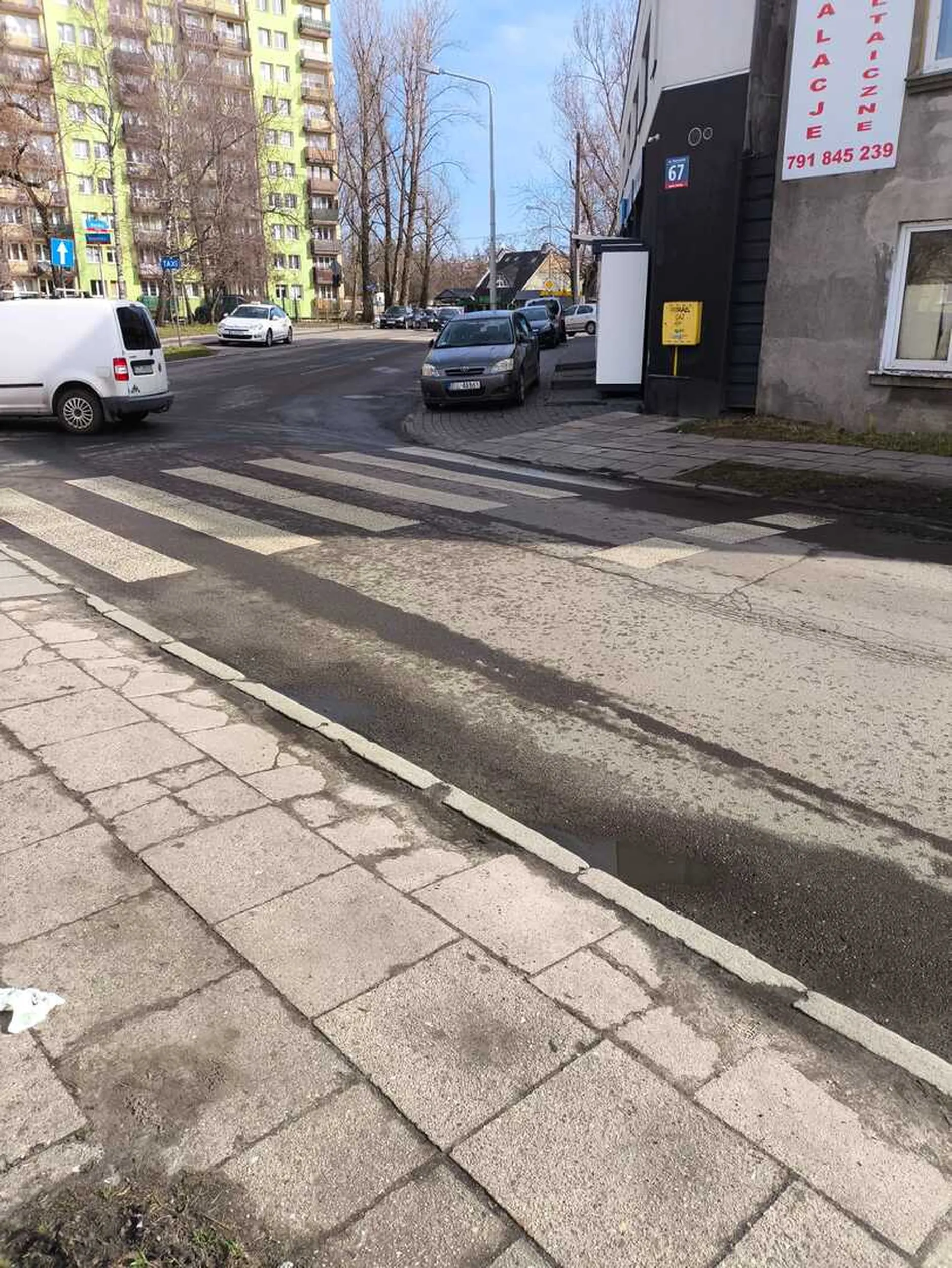 Baran zastawia większość chodnika. Pieszym zostaje chodzenie po schodach, które inpost ułożył pod paczkomat.