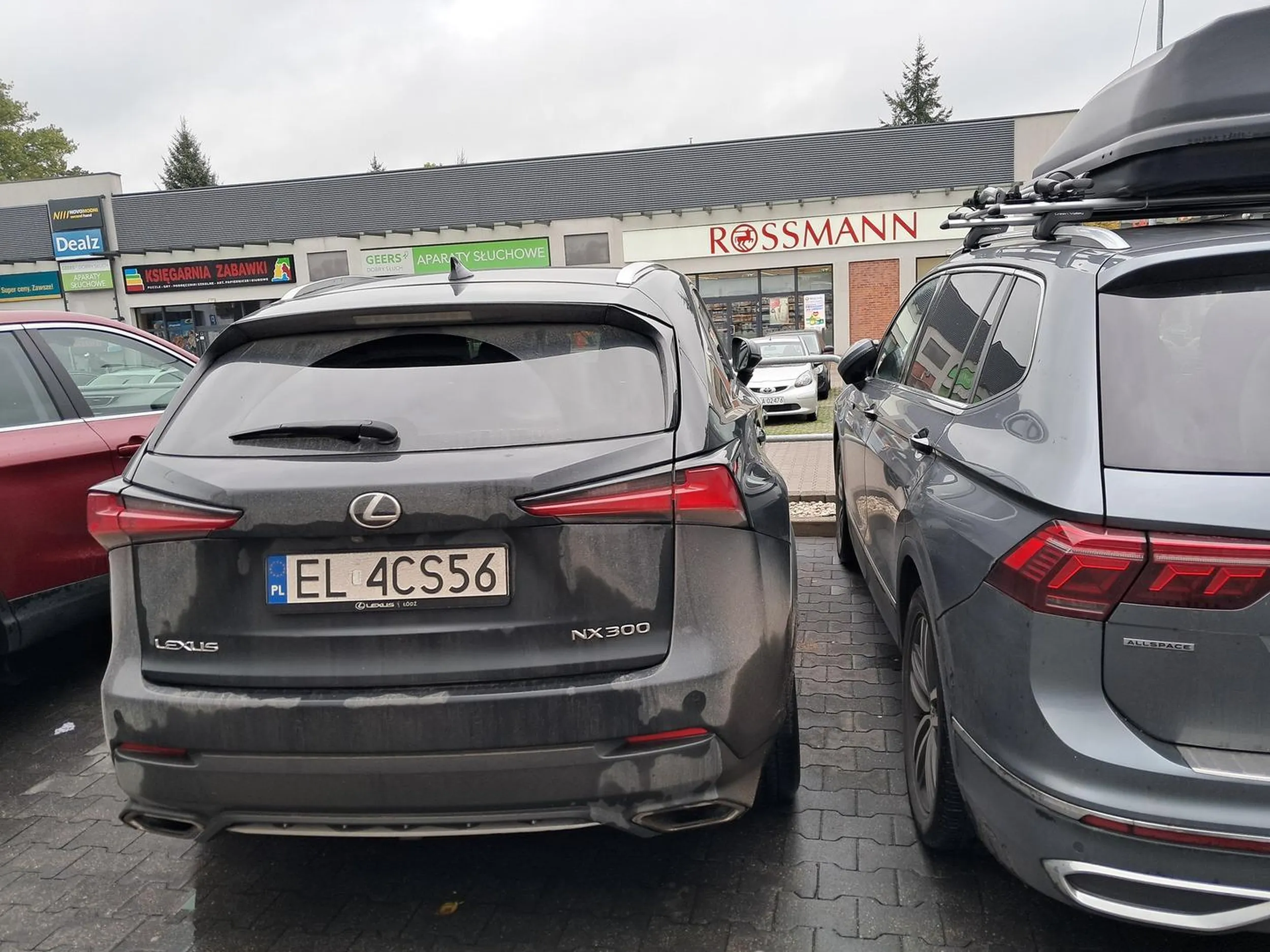 Pani blondyna uwaza, ze tyle miejsca wystarczy by wsiasc do auta. LIDL ul Łaska, Pabianice