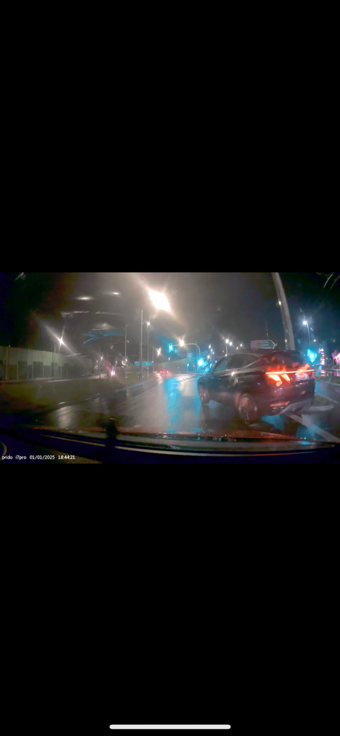 Kierowca szarego Hyundaia Tucson postanowił nagle wyjechać z prawego skrajnego pasa skrętnego w prawo na pas do jazdy prosto przed jadący samochód niezachowując jakiejkolwiek uwagi i ostrożności wywołując ngagłe hamowanie