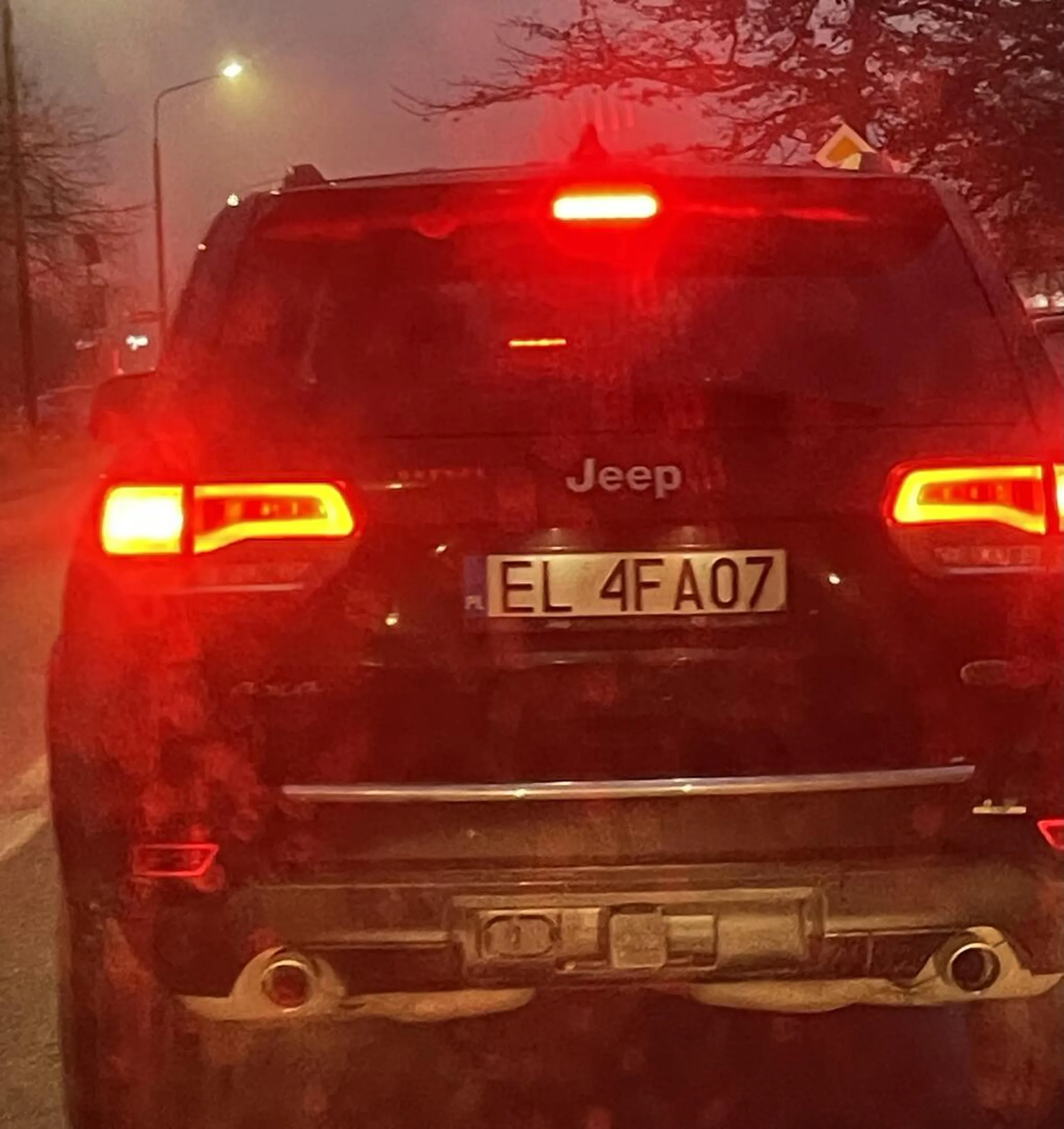 Jeśli jazda na suwak jest dla Ciebie zbyt skomplikowana, warto rozważyć powrót na kurs prawa jazdy. Przyspieszanie zamiast wpuszczenia pojazdu z kończącego się pasa to klasyczny przykład drogowego buractwa.