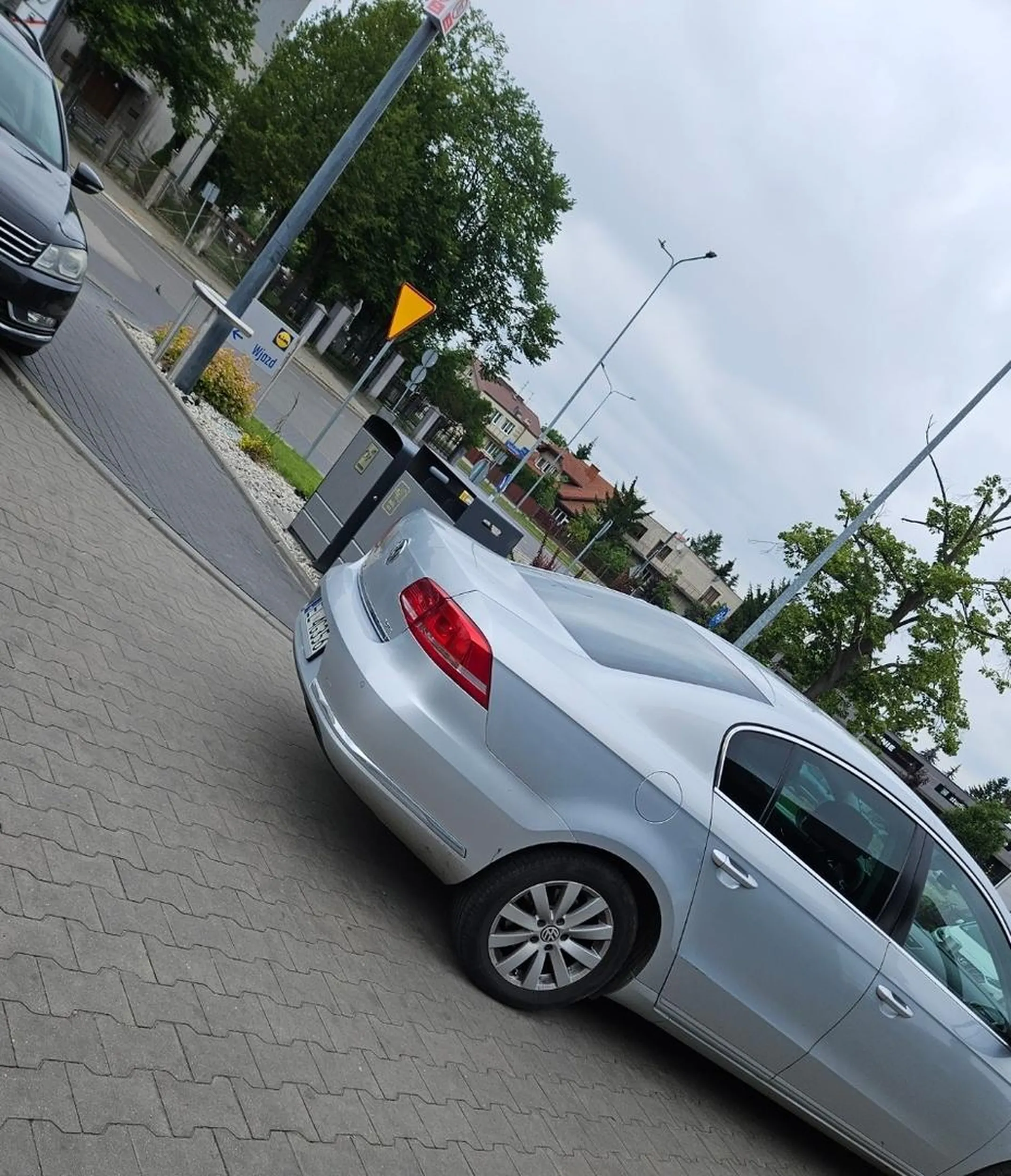 Książę, wraz z chłopakiem staje przy wejściu do Lidla, mimo iż parking jest w połowie pusty