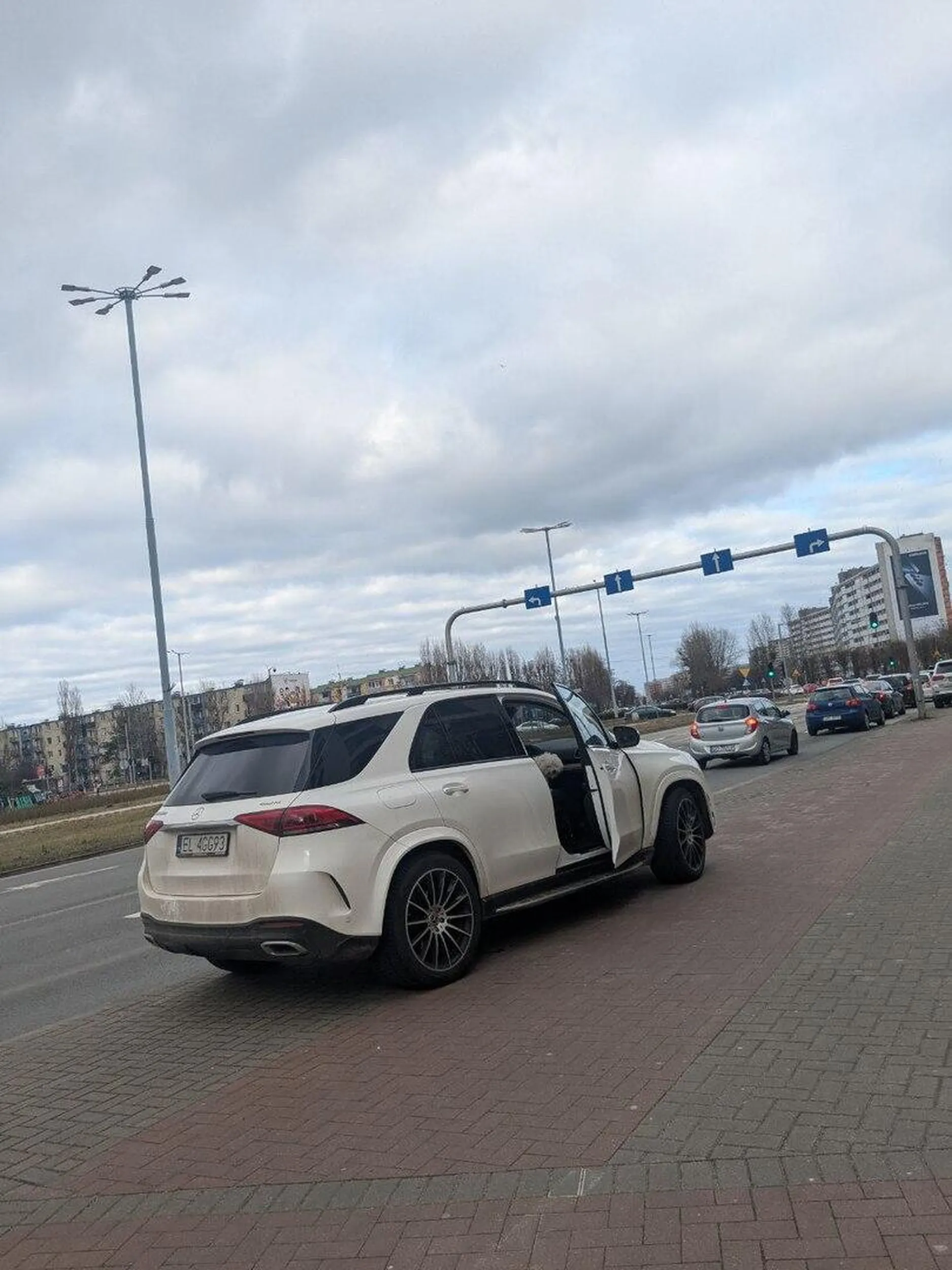 fantastyczne parkowanie na chodniku