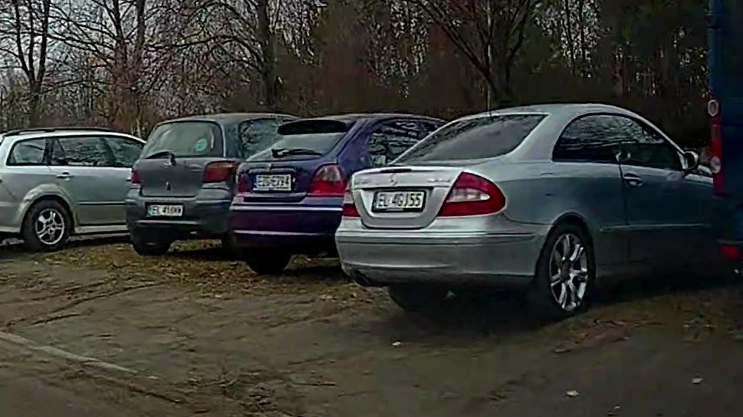 Rozjeżdża trawniki we własnym mieście