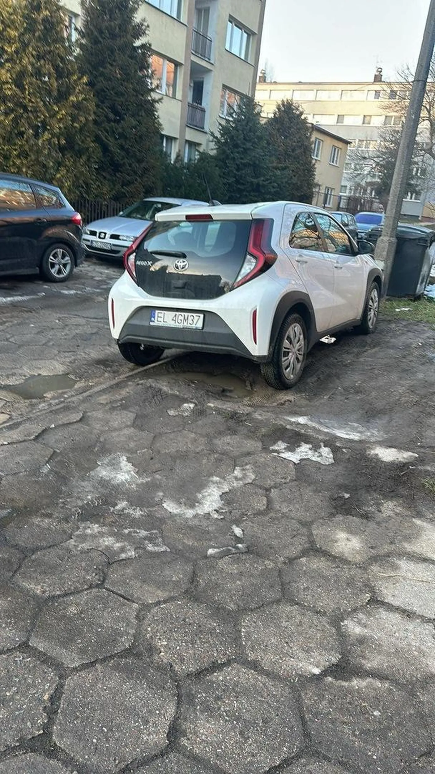 Pani kierująca wagarowała na lekcjach parkowania i kultury osobistej. Zamiast przeprosić za zastawienie bramy wjazdowej, uniemożliwiając wyjazd i wjazd z parkingu, jeszcze zaczęła drzeć mordę na panią czekającą 30 minut z dwójką małych dzieci w samochodzie, chcącą wjechać i inną panią chcącą wyjechać.