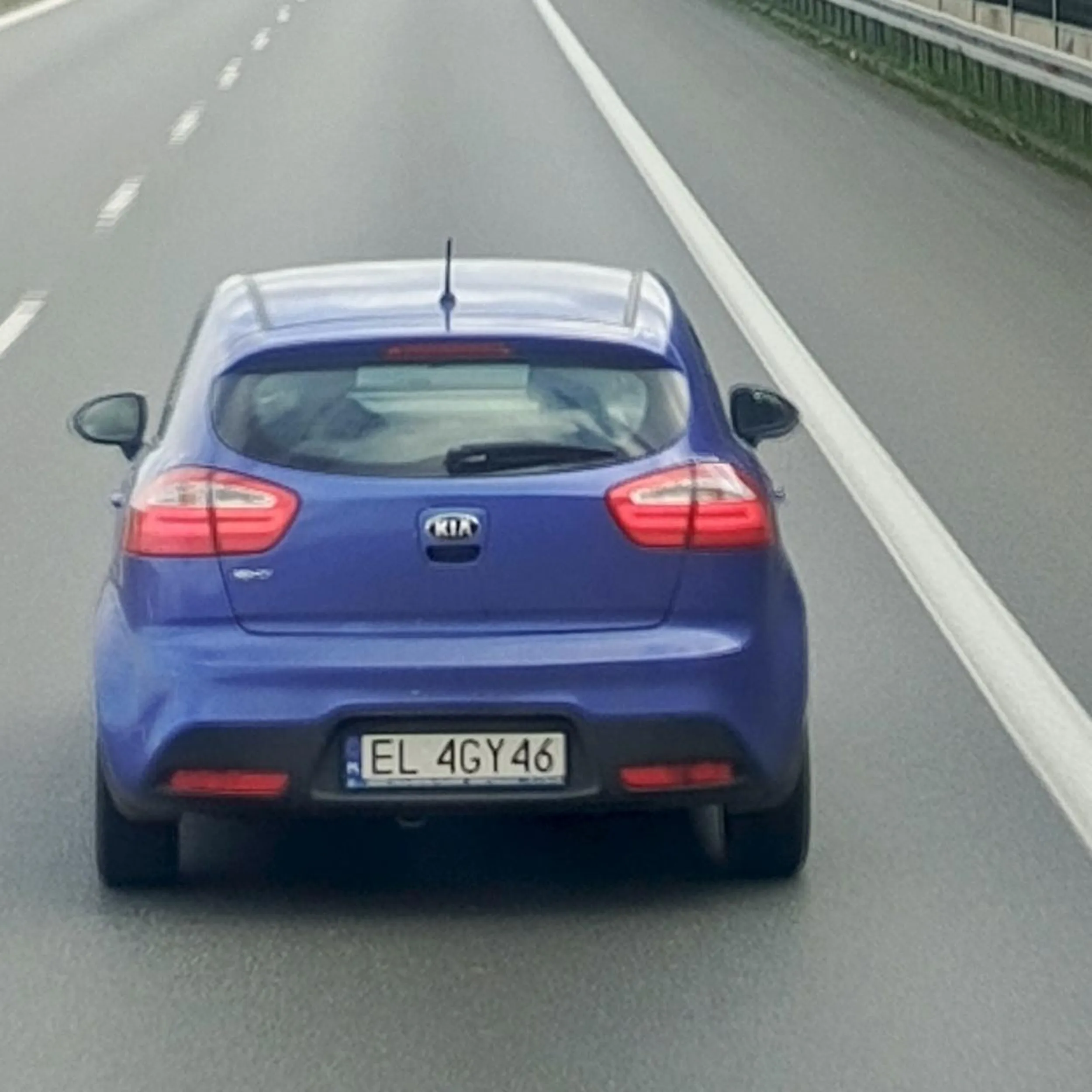 Kierowca tego samochodu jeździ 70 na autostradzie a2 blokując ruch. Kiedy chce się wyprzedzić przyspiesza... Kretyn