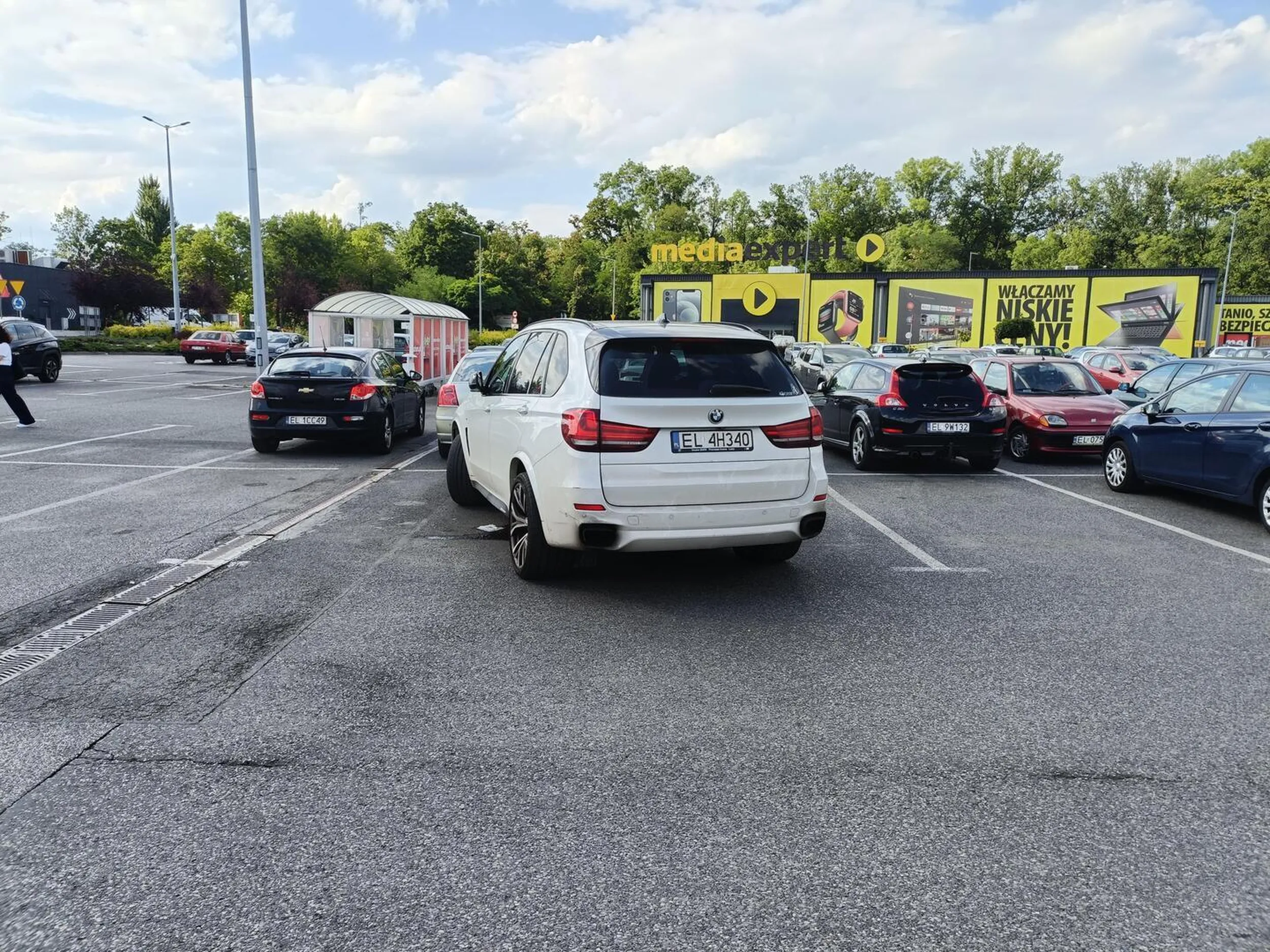 Typowy kierowca BMW + typowy kierowca SUVa czyli parkuje jak widać i musi mieć fotelik na miejscu kierowcy, żeby widzieć ponad kierownicę