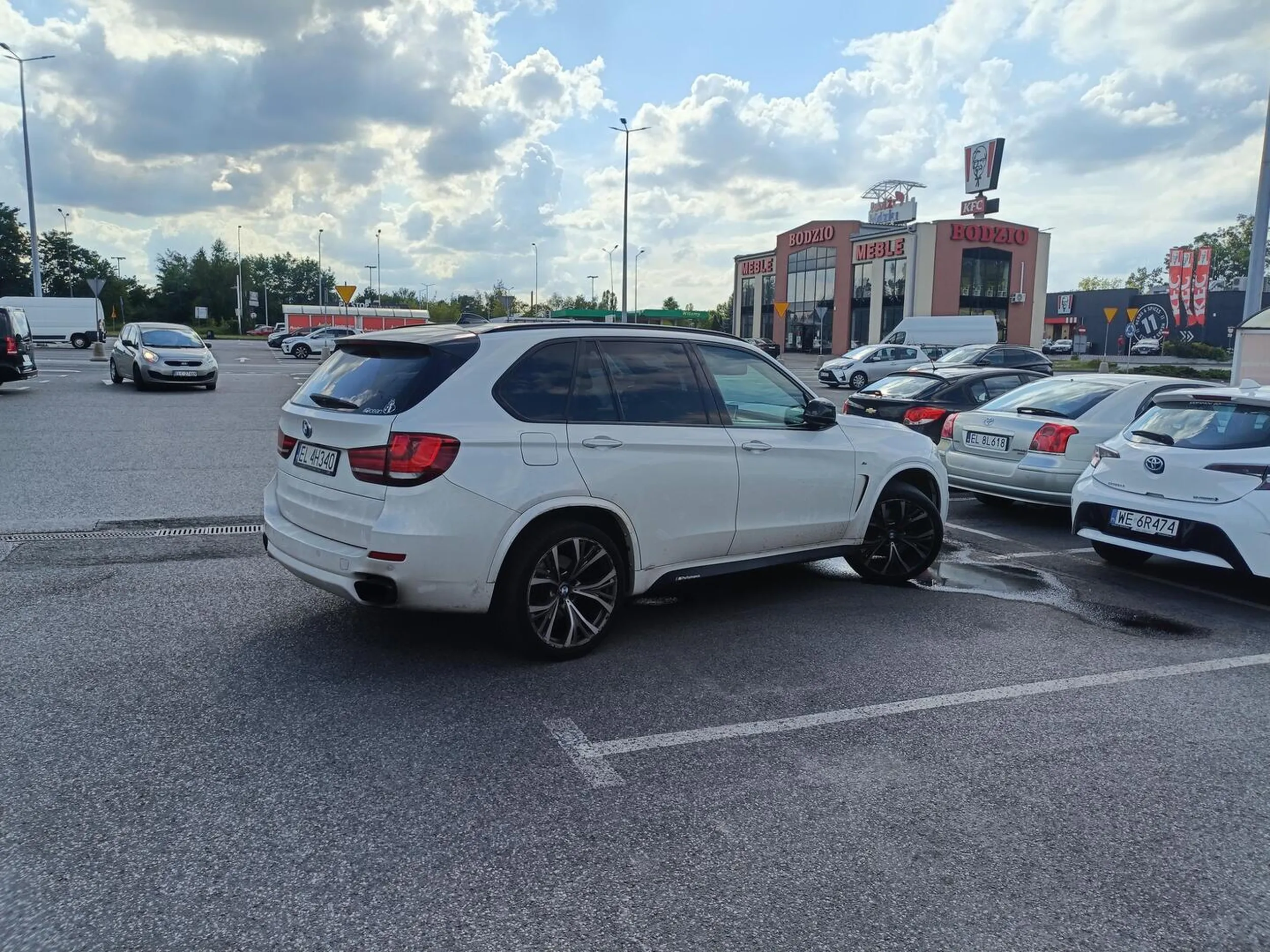 Typowy kierowca BMW + typowy kierowca SUVa czyli parkuje jak widać i musi mieć fotelik na miejscu kierowcy, żeby widzieć ponad kierownicę