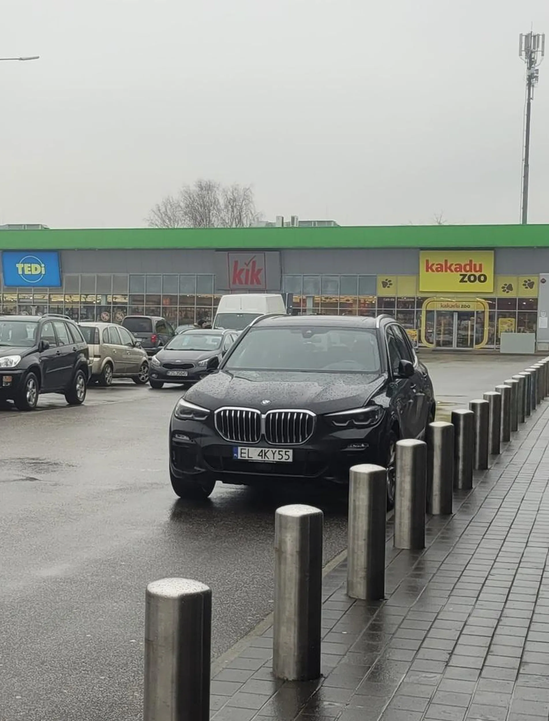 Marka zobowiązuje... piątek godz. 10:35, co najmniej połowa parkingu przed Kauflandem pustego ale trzeba byłoby dojść jakieś 30 kroków.