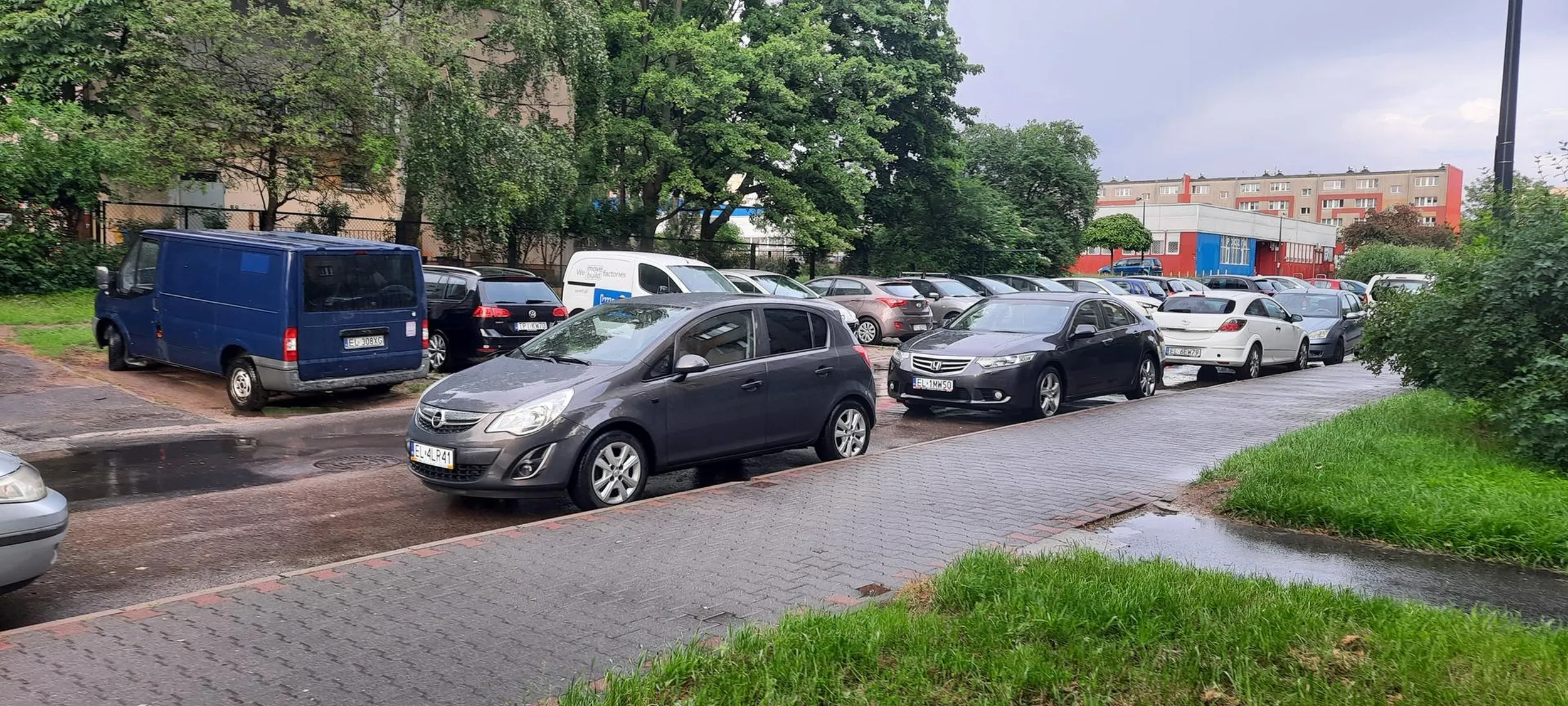 Rodzina w jednym czasie podjechała dwoma samochodami EL 4LR41 widoczny na zdjęciu i za nim EL 1MW50. Zobaczcie jak zaparkowali. Zamiast pierwszy stanąć bliżej auta poprzedzajacego a drugi blisko pierwszego lub bardziej z tyłu to byłoby miejsce dla zaparkowania dla jeszcze jednego auta. Myślenie nie boli. W blokowiska zawsze brak miejsca. Takie tępe łby nie myślą o innych. Brawo rodzinka.