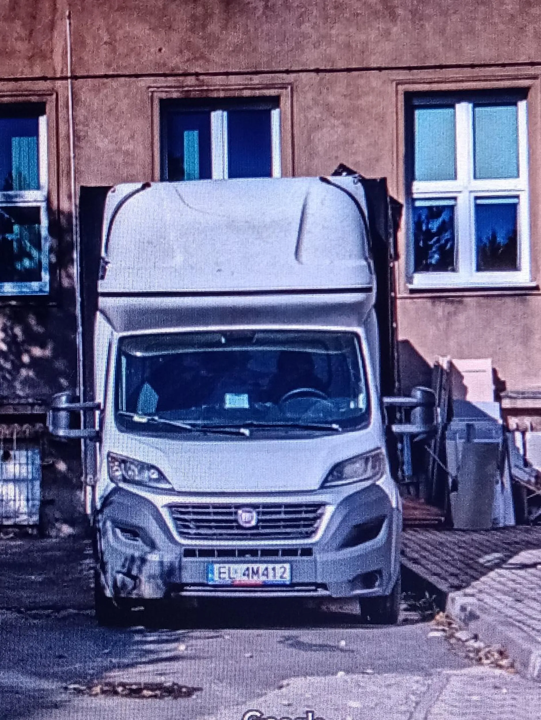 A4 Fiat wyjazdu do krawężnika.