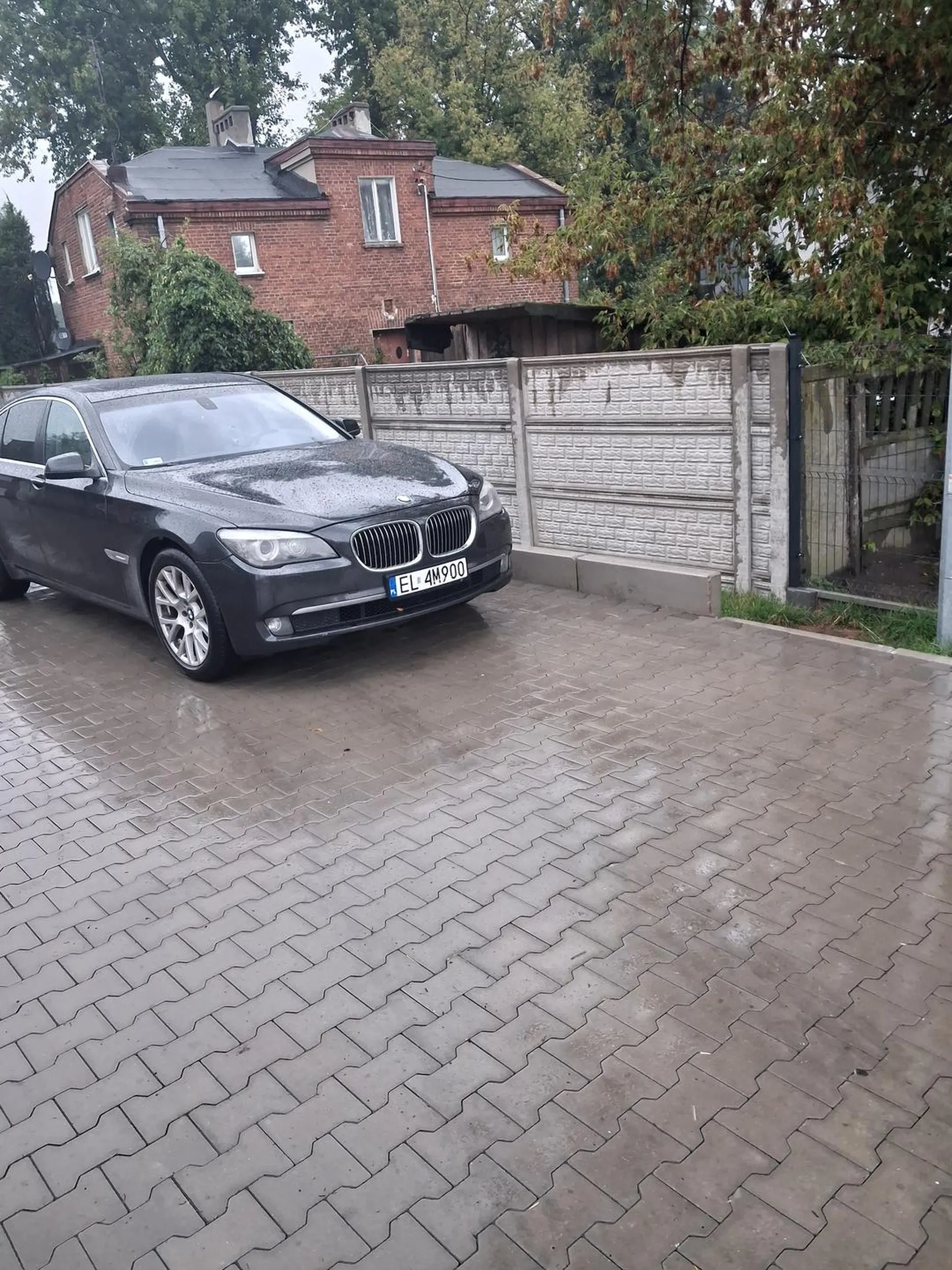 Najpierw zaparkował pod selgrosem na zebrze gdzie nie można stawać,  później przyjechał pod Aldi i zaparkował na srodku drogi . Prawko w czipsach znalazł.