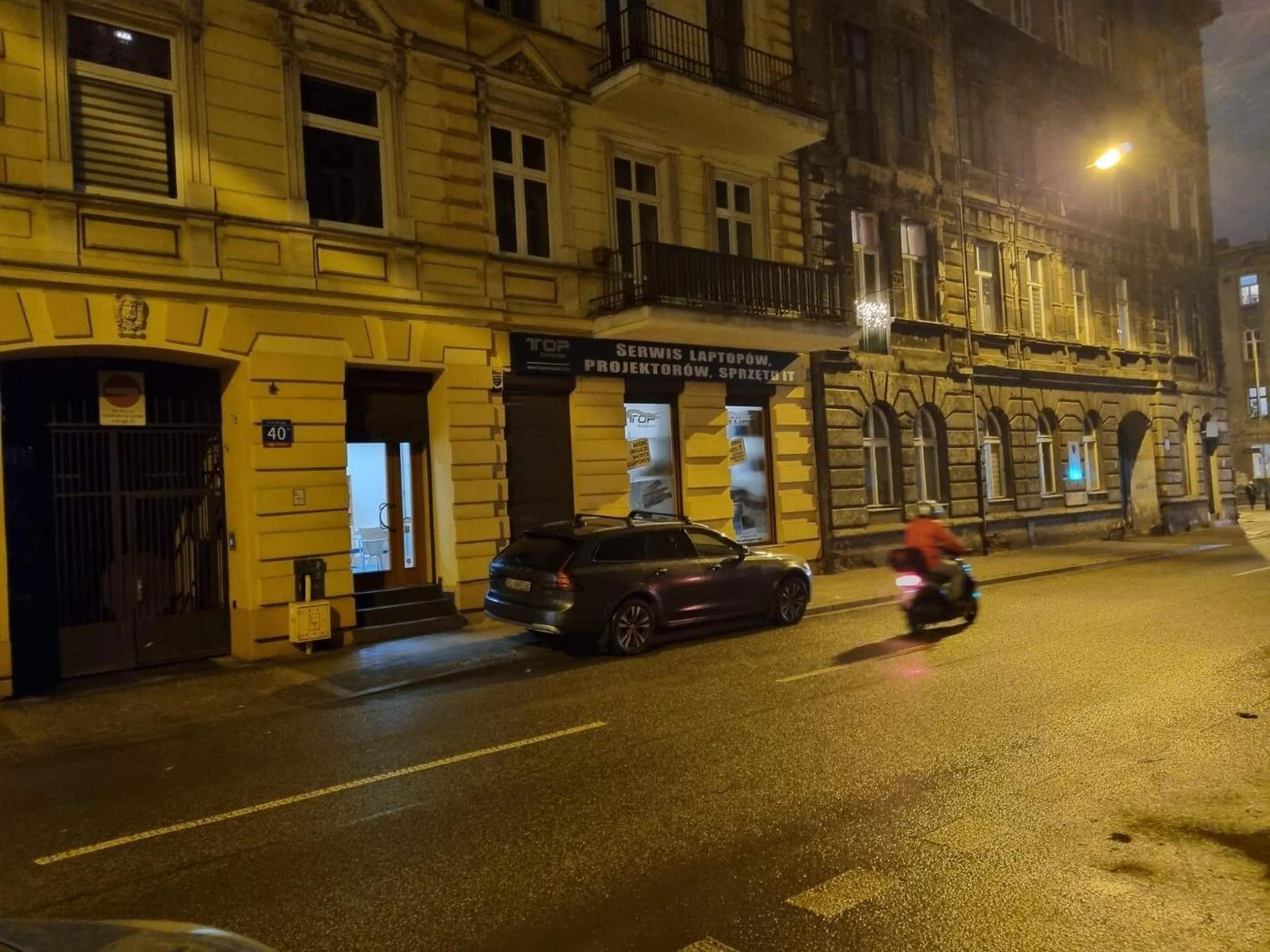 Jak wyżej, cwaniakuje na parkingu blokując przejazd na drodze i przejście na chodniku