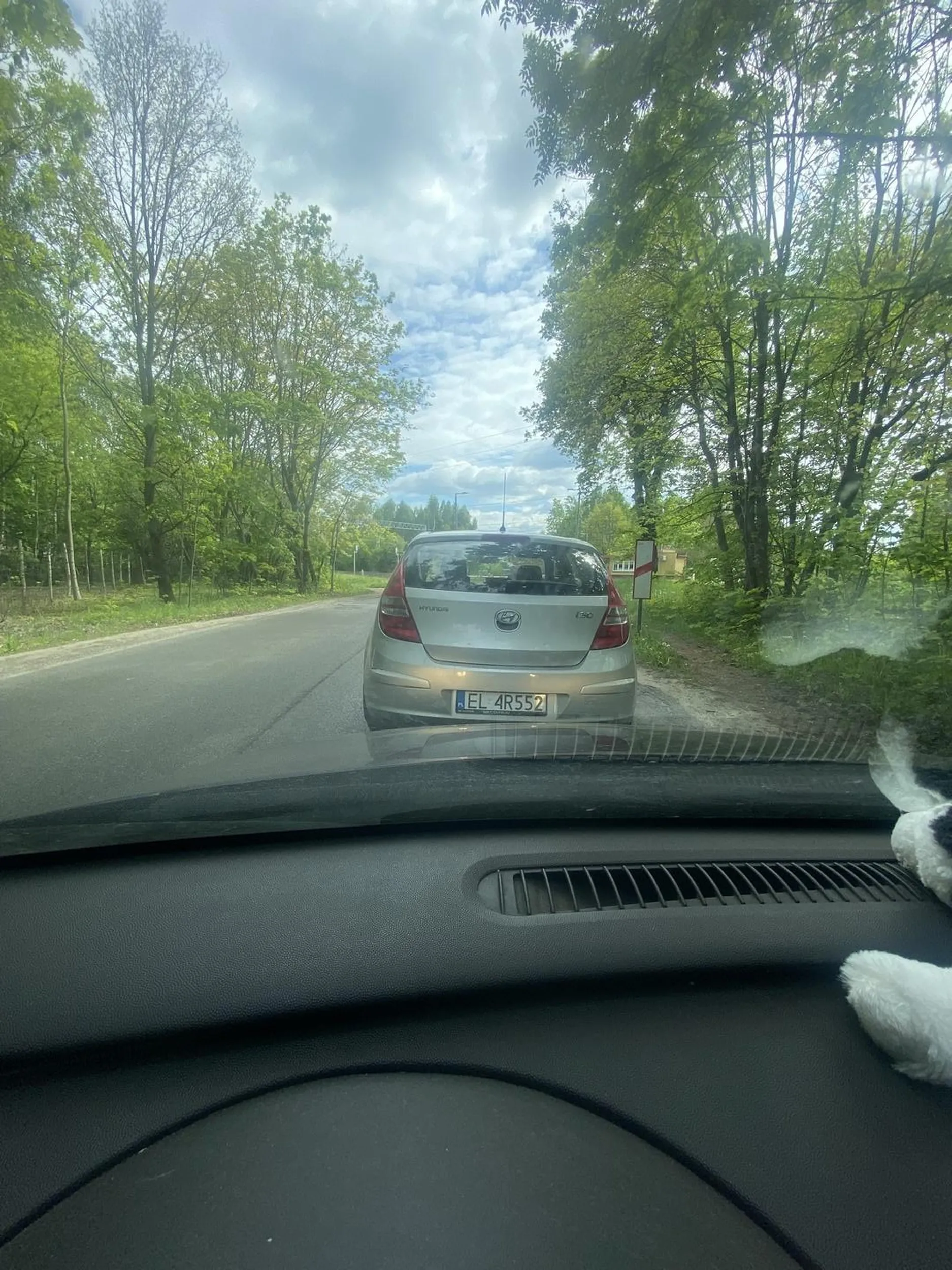 Zbędnie blokuje zakorkowany przejazd, ma przed sobą 30m, lecz nie przesuwa się nawet o milimetr mimo korku aż do granicy ulicy. Wstyd