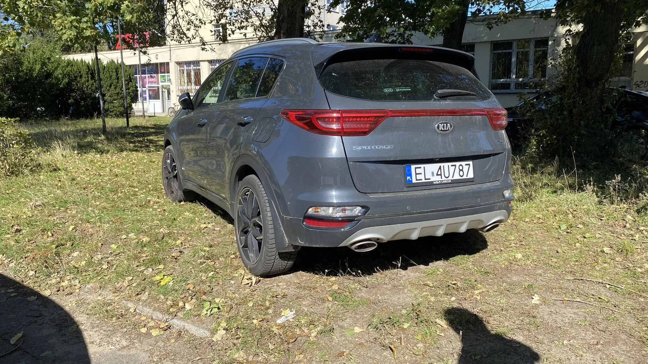 Rozjeżdżanie trawnika przez jedną z nauczycielek ZSET nr.20.