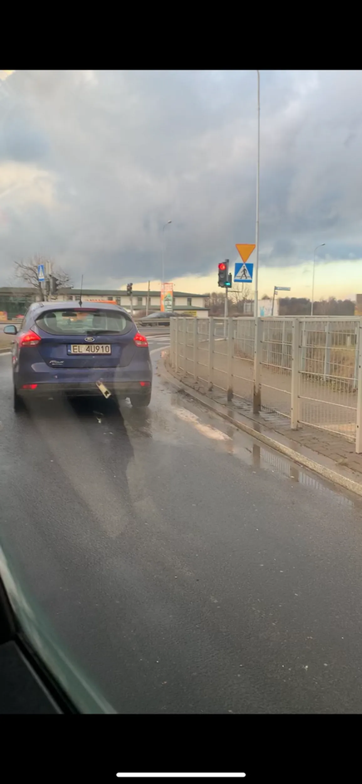 Żałosne. Nie ma w ogóle miejsca wcale, aby pojechać dalej na skrzyżowaniu. Trąbi i wciska się. Prawie nam porysował auto, ale jeszcze zobacyzmy na parkingu, czy tego nie zrobił. Zryw jak ta lala. Dziecko jeszcze.