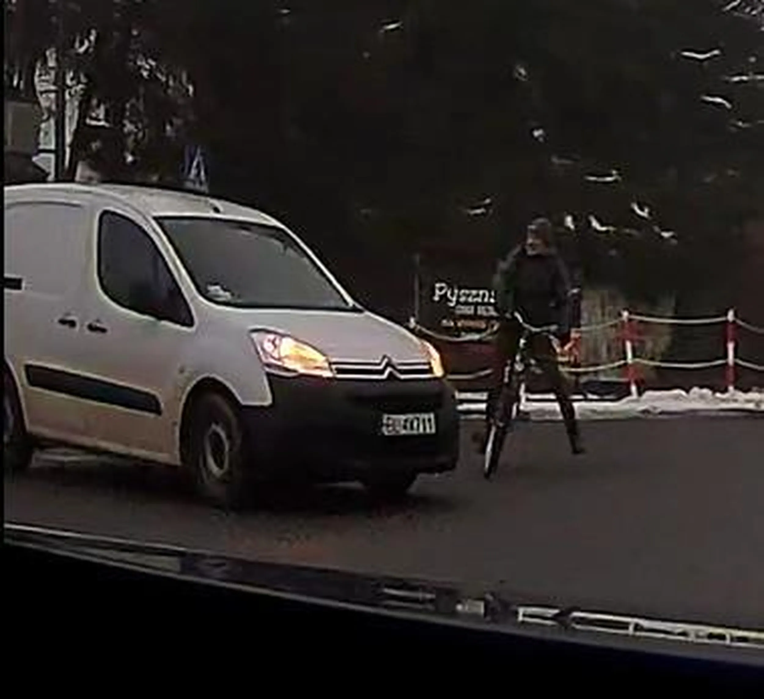 Ślepy jesteś? Rowerzystę byś przejechał na rondzie. Może sam na rower, jak za kierownicą taki głupi?