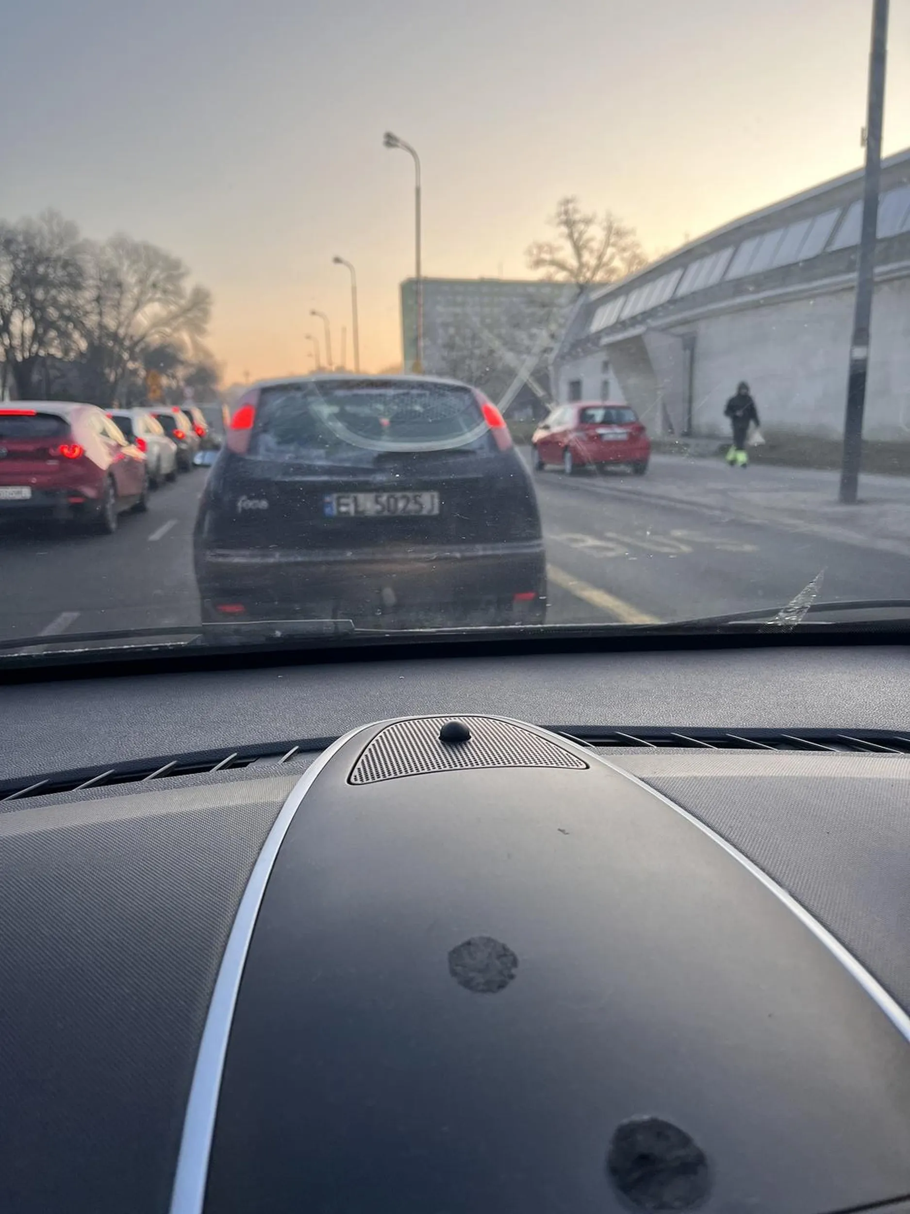 Chłop na odcinku dwóch kilometrów wypalil 4 papierosy i każdego wyrzucił na ziemię przez okno. Śmieciarz i tyle