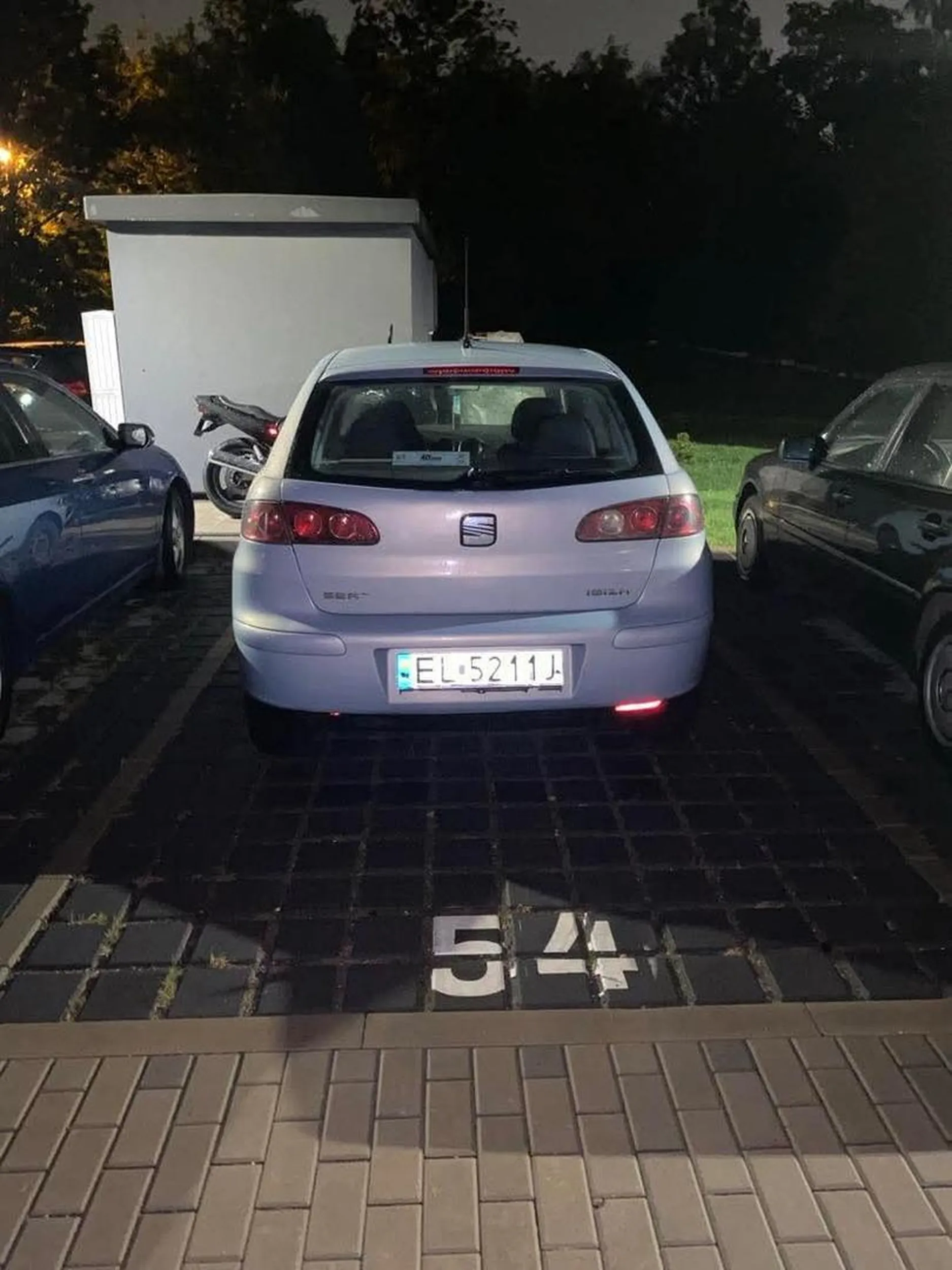 Czlowieku jak parkujesz na osiedlu gdzie każdy ma swoje wykupione miejsce, to albo parkuj na swoim albo nie parkuj wcale. Nie parkuj na miejscu nienależącym do ciebie, bo nie po to każdy płaci żeby jakiś darmozjad sobie stawał.