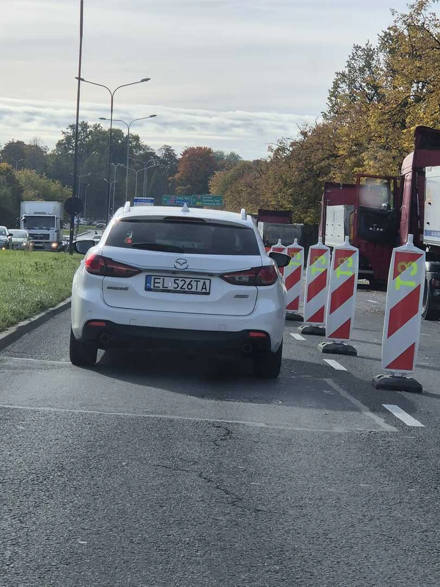 ? Niebezpieczna jazda! Kierowca tego auta dwukrotnie wcisnął się przede mnie bez użycia kierunkowskazu, wymuszając pierwszeństwo. Brak kultury na drodze i kompletny brak szacunku dla innych uczestników ruchu. Takie zachowanie może skończyć się kolizją. Zreszta boczek auta ma już porysowany wiec jak widać to nie piewszy raz. Uważajcie na tego kierowcę!